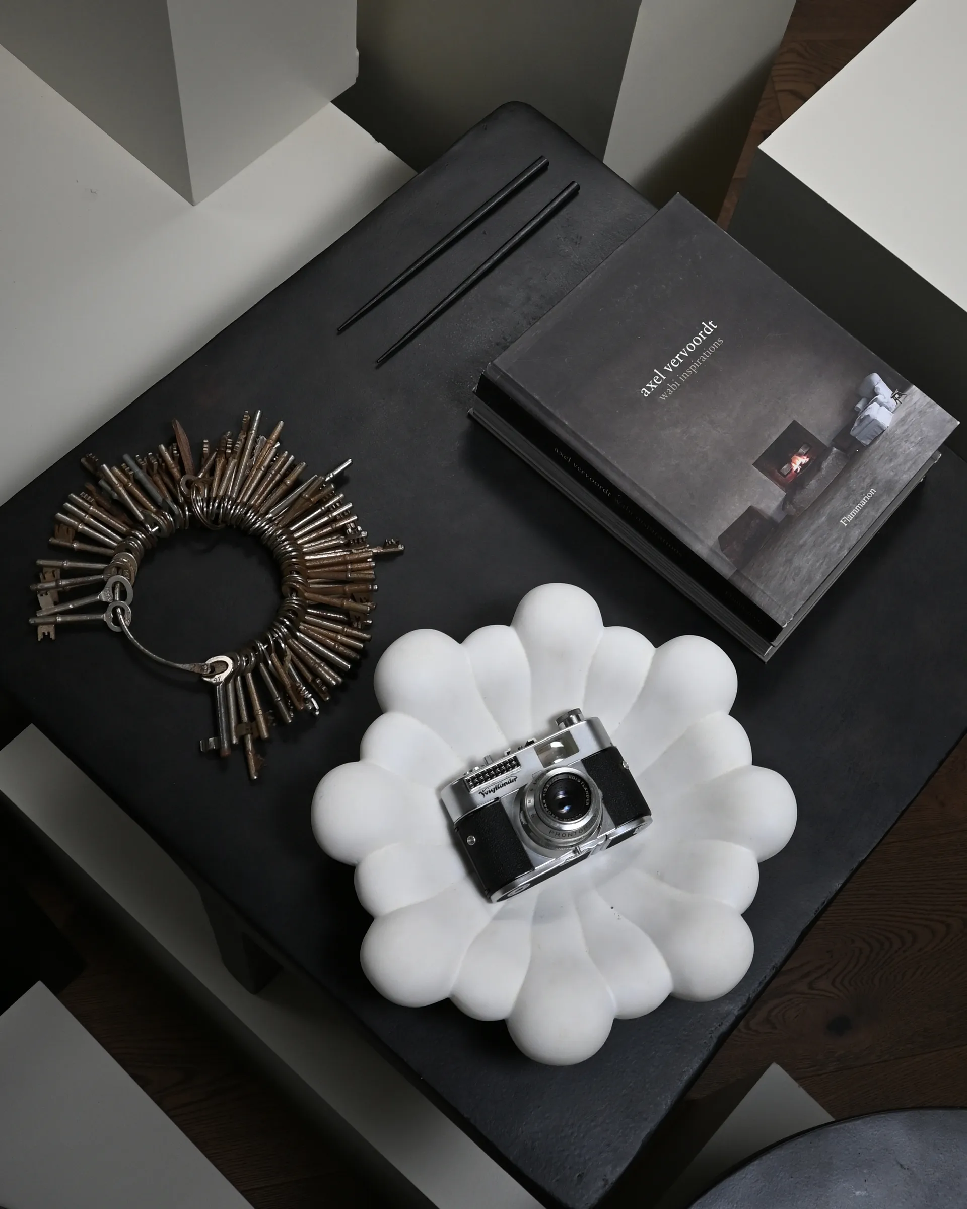 Bloom Tray bowl medium Ø28.5 cm, Bone white 101 Copenhagen