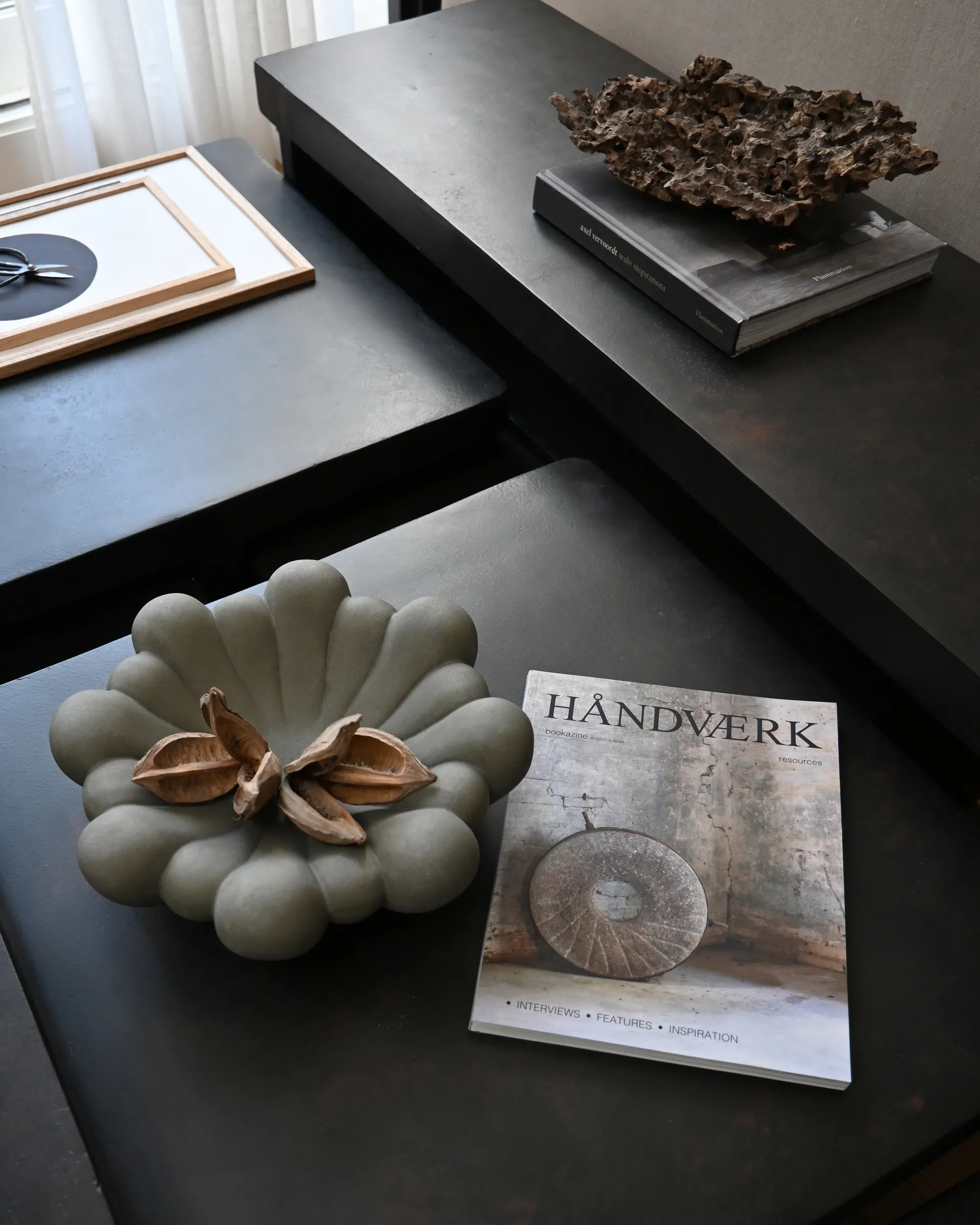 Bloom Tray bowl medium Ø28.5 cm, Dark grey 101 Copenhagen