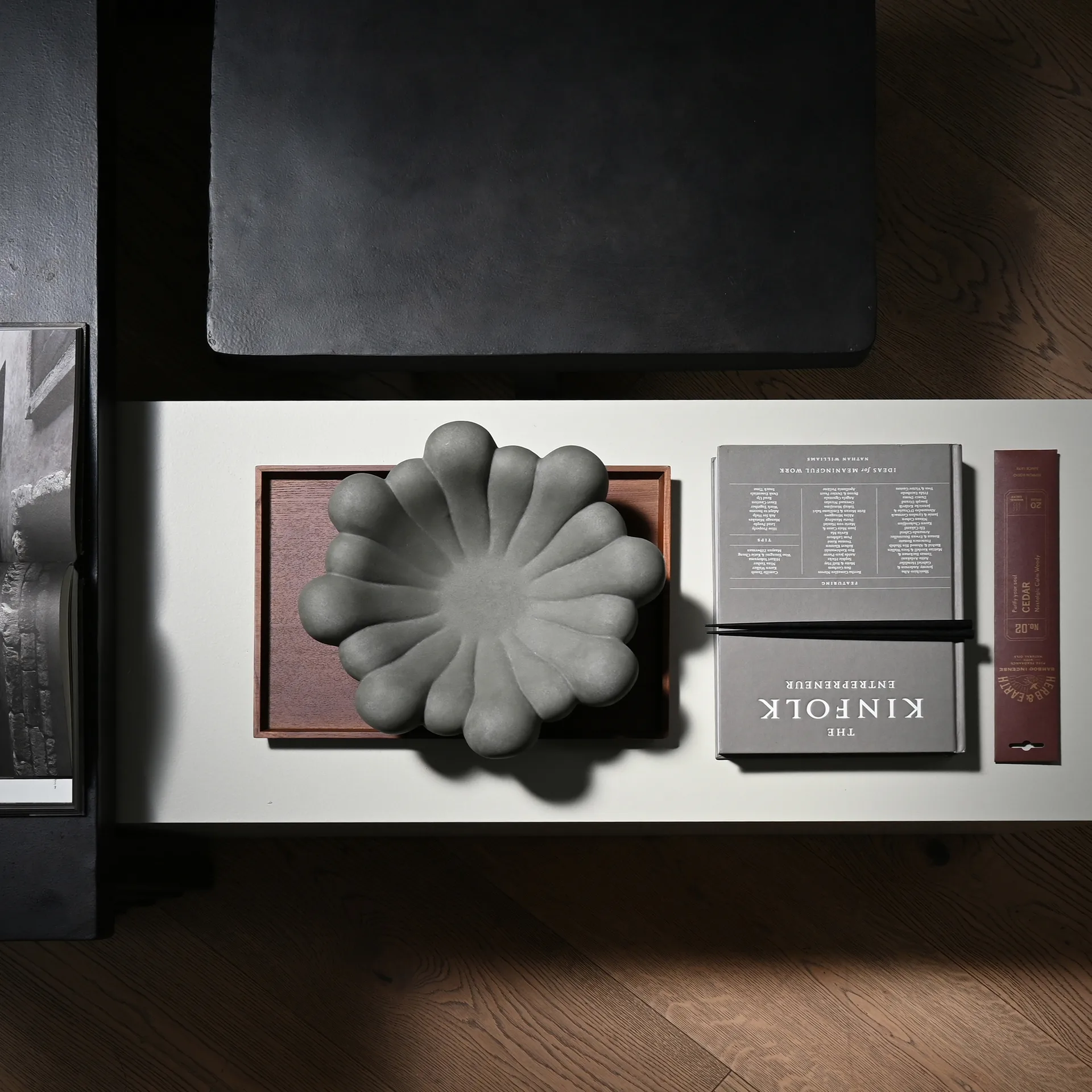 Bloom Tray bowl medium Ø28.5 cm, Dark grey 101 Copenhagen