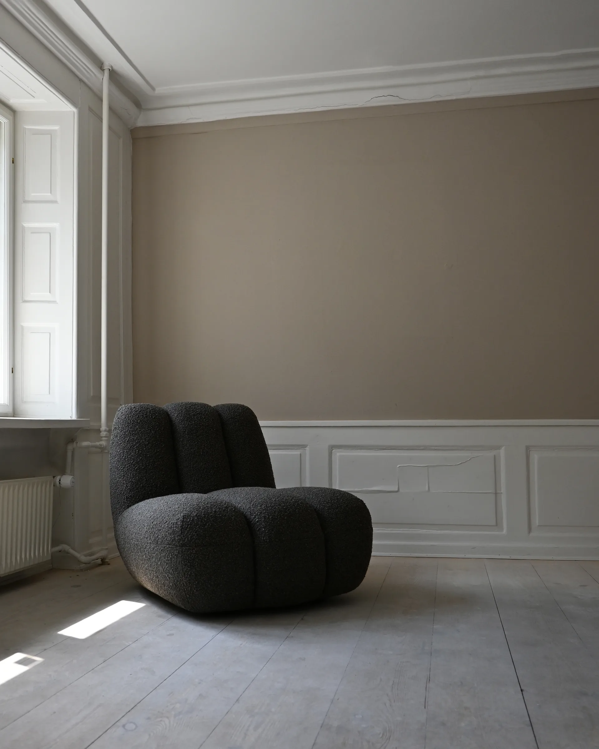 Toe lounge chair bouclé, Deep taupe 101 Copenhagen