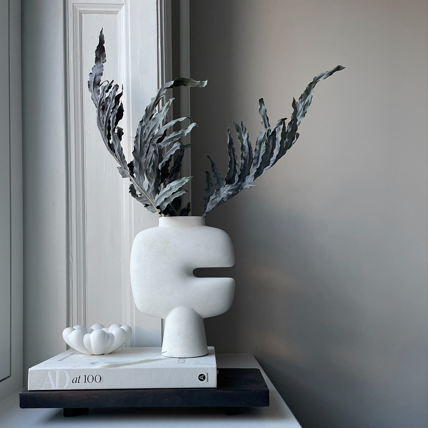 まる　101 COPENHAGEN Tribal Vase Medio Tribal Vase, Medio - Dark Grey | 101 Copenhagen