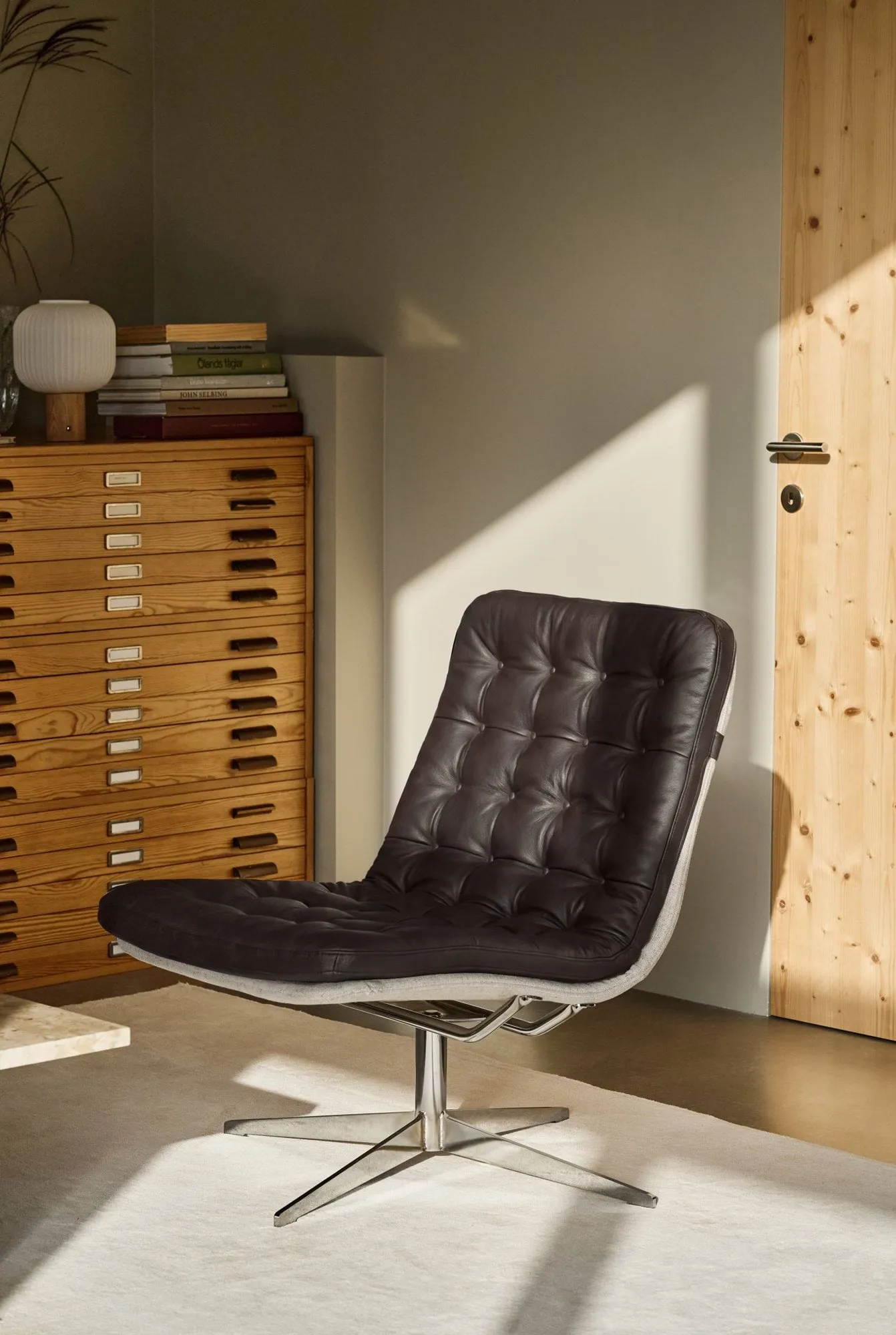 Loholm armchair with swivel function, Dark brown leather-Bern Beige 0341 1898