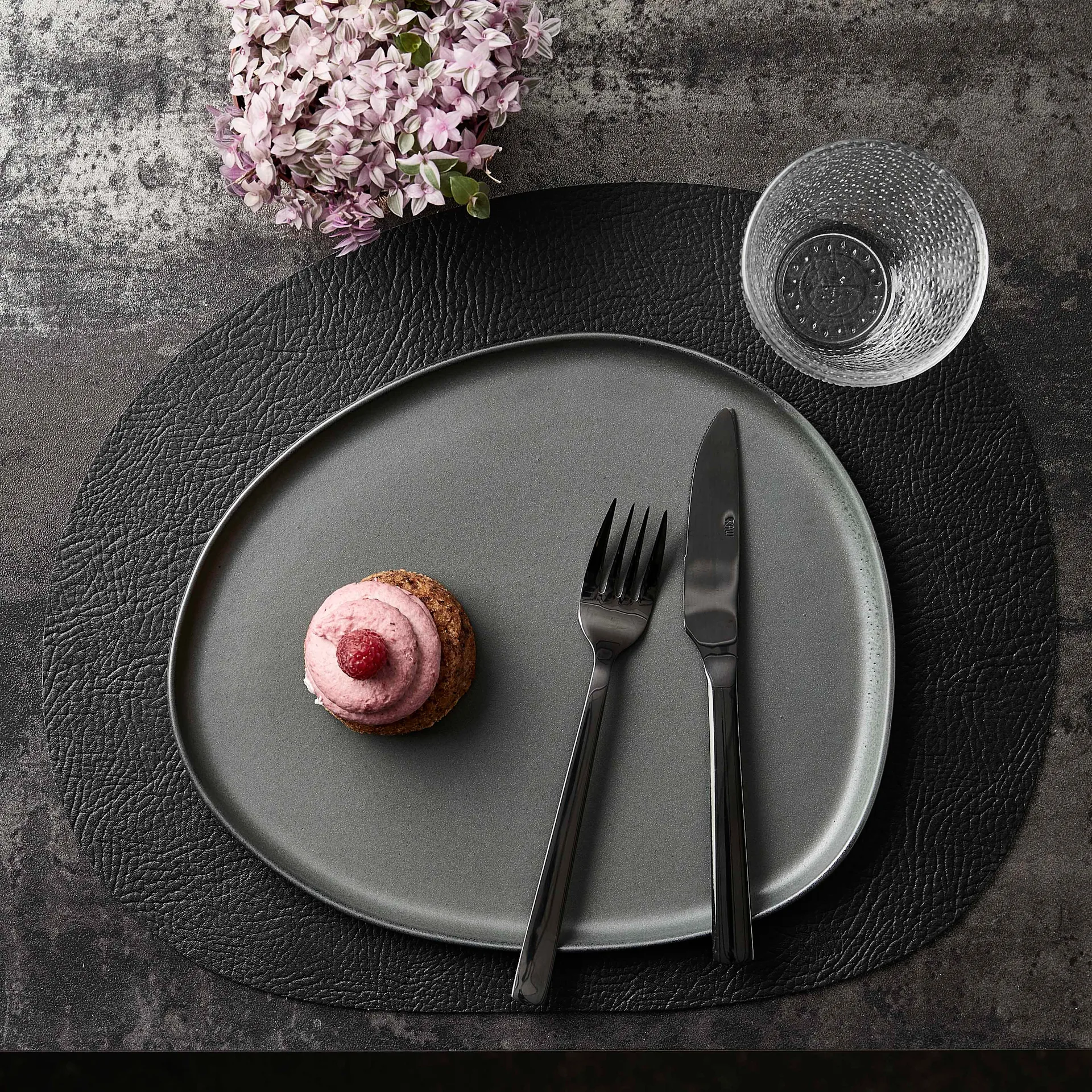Raw leather placemats 6-pack, Black, 41x33,5 cm Aida