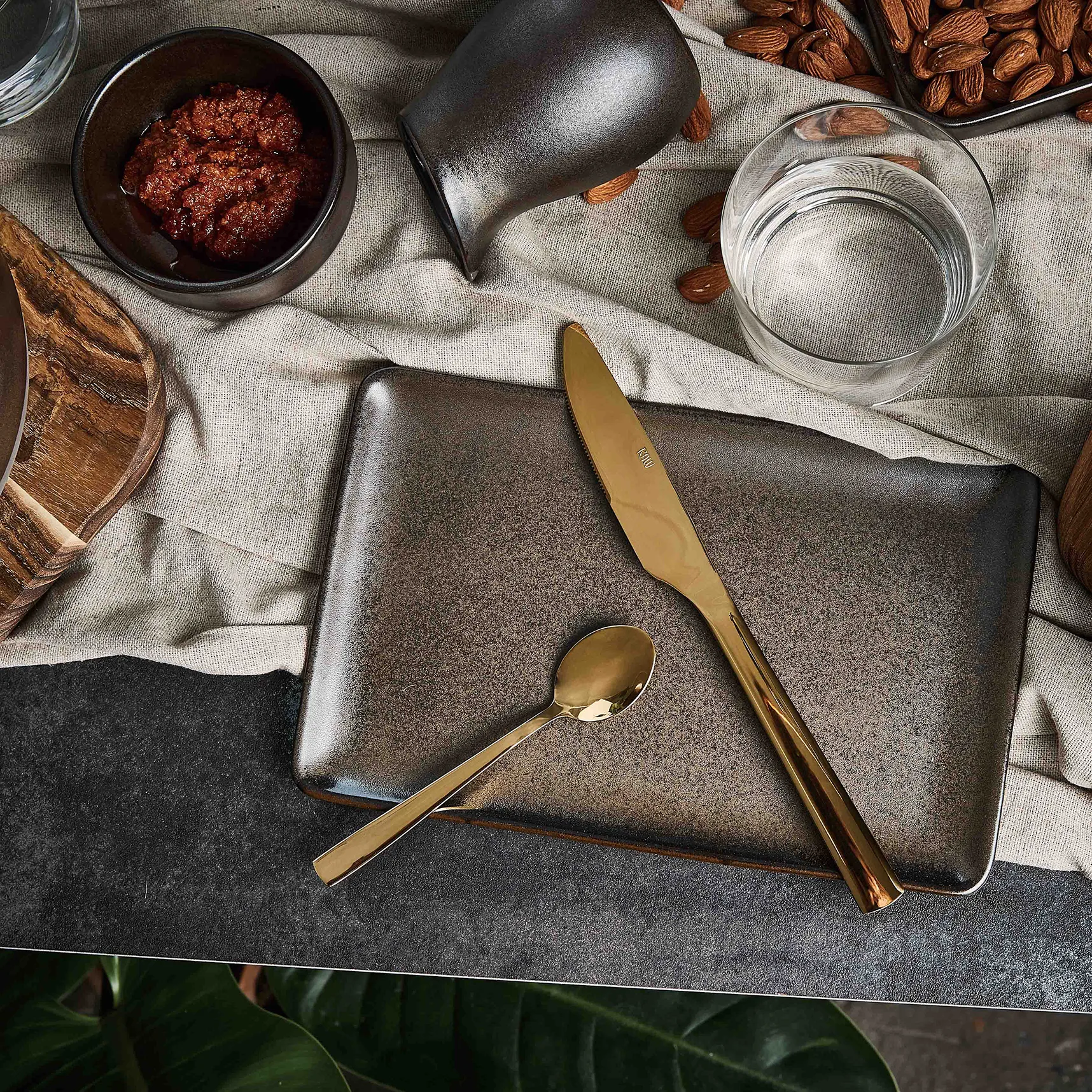 Raw plate 23.5x15 cm, metallic brown Aida