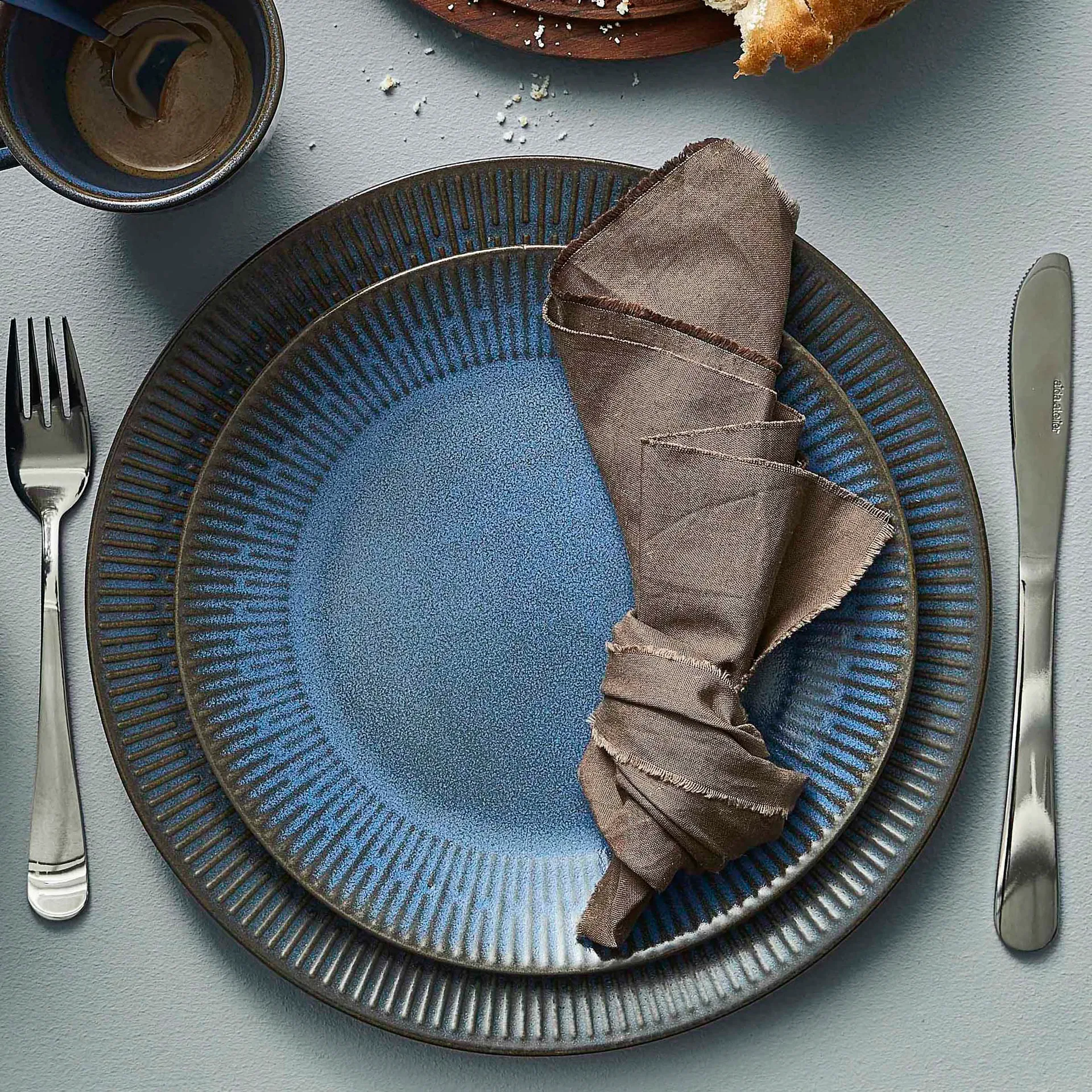 Relief plate 22 cm, blue Aida