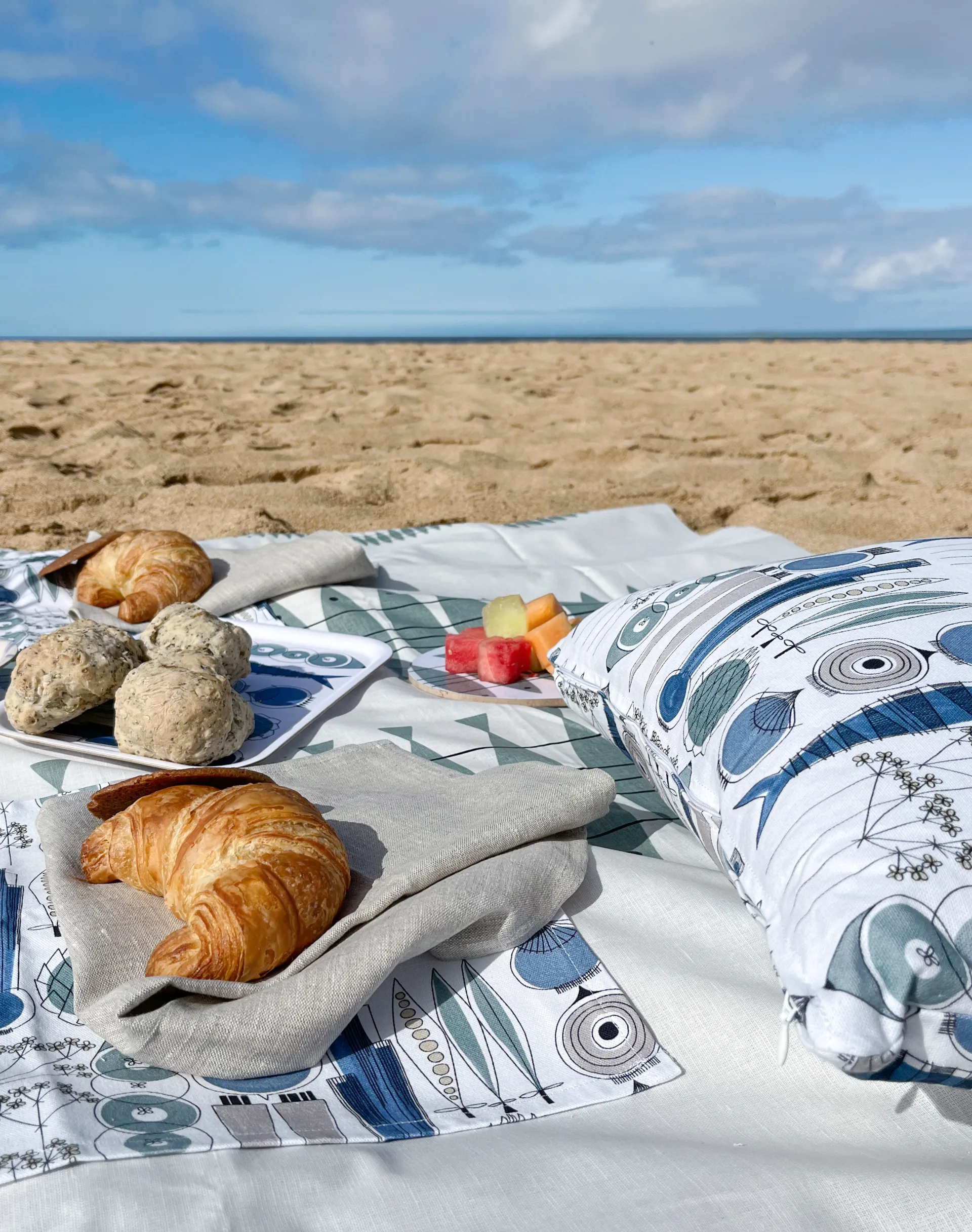 Picknick pillowcase 47x47 cm, Blue-beige Almedahls