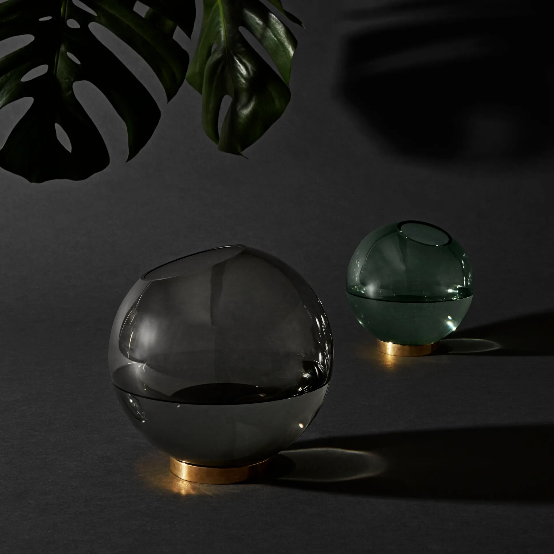 Globe vase large, black-brass AYTM