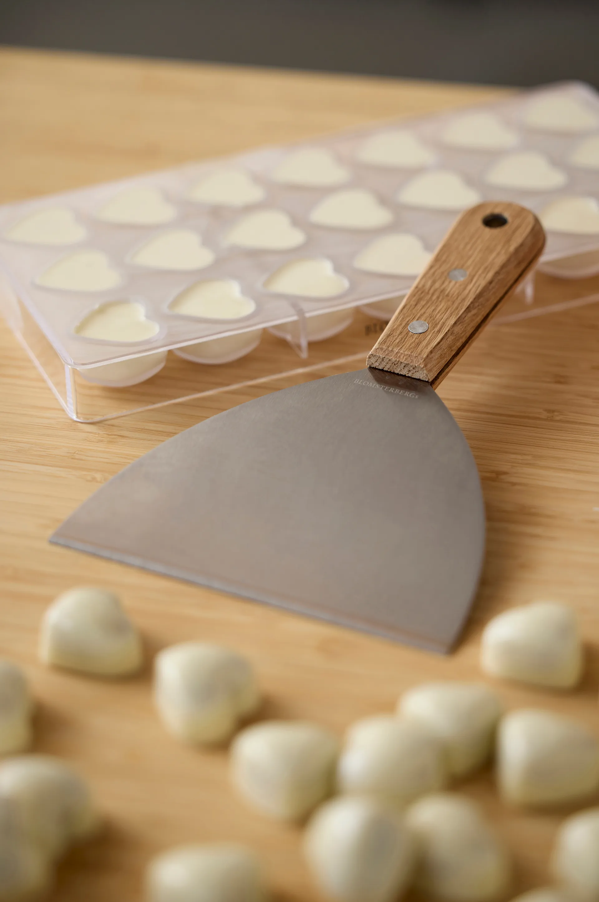 Blomsterbergs chocolate scraper, Oak-stainless steel Blomsterbergs
