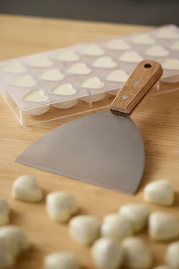 Blomsterbergs chocolate scraper - Oak-stainless steel - Blomsterbergs