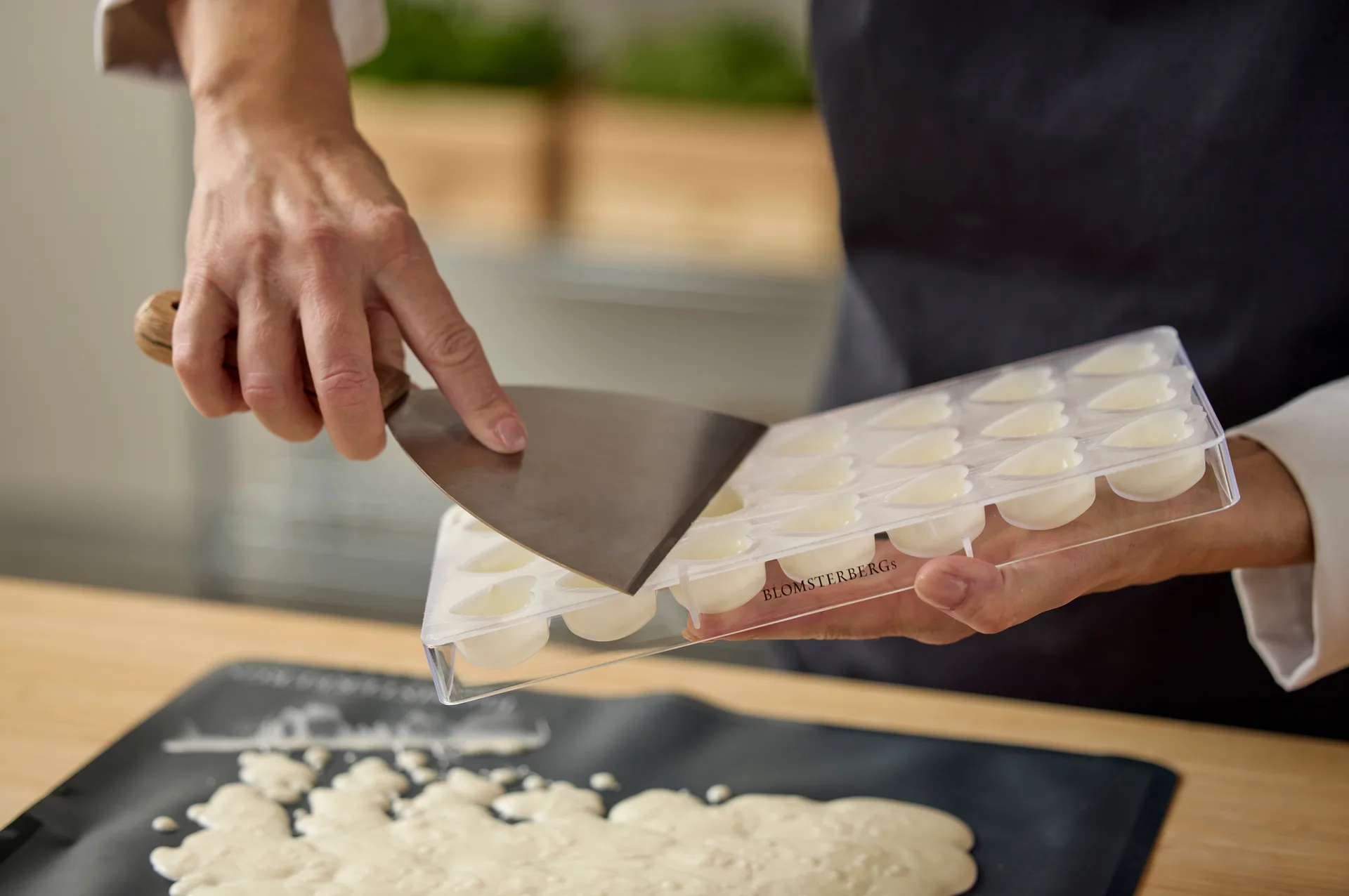 Blomsterbergs chocolate scraper, Oak-stainless steel Blomsterbergs