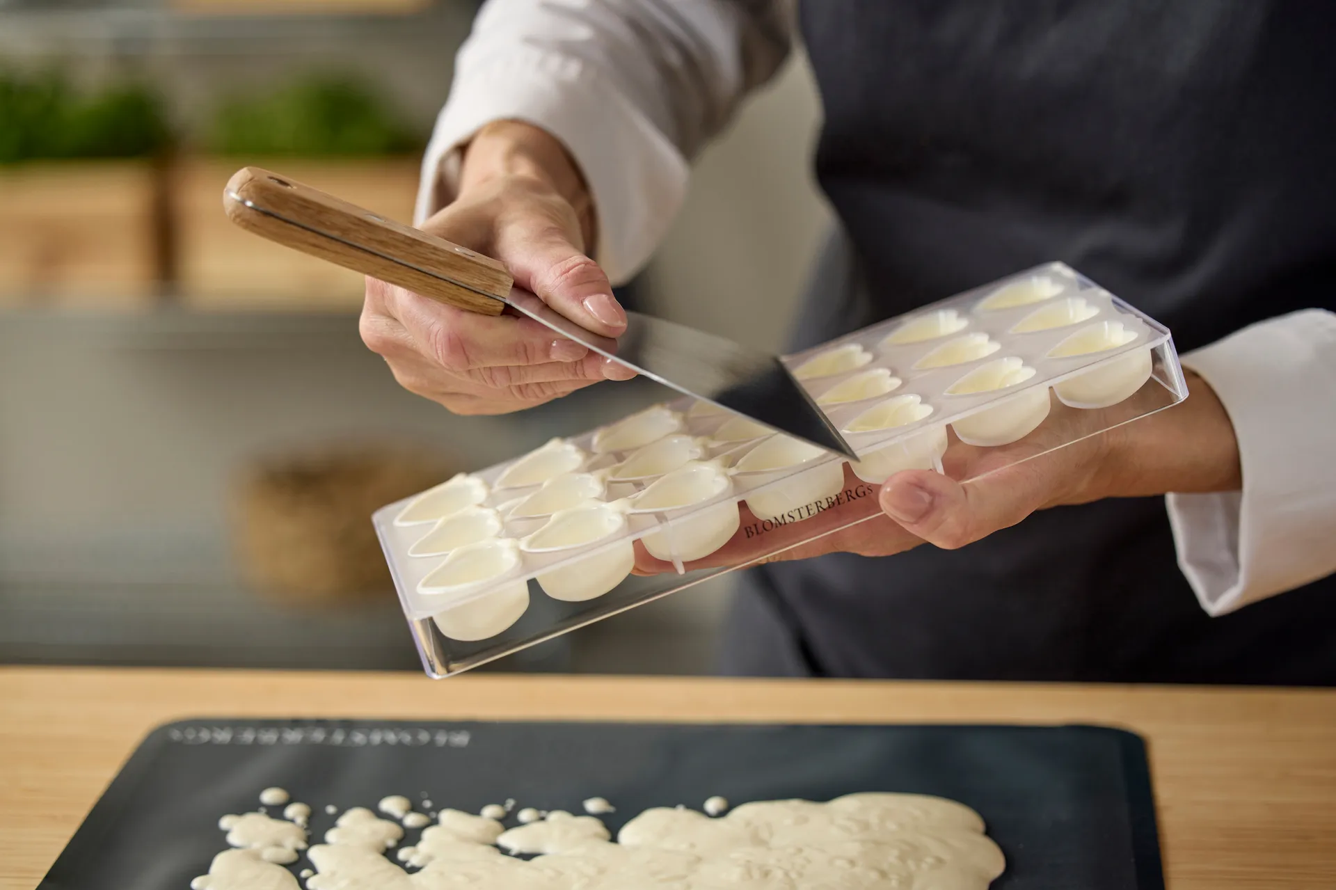 Blomsterbergs chocolate scraper, Oak-stainless steel Blomsterbergs