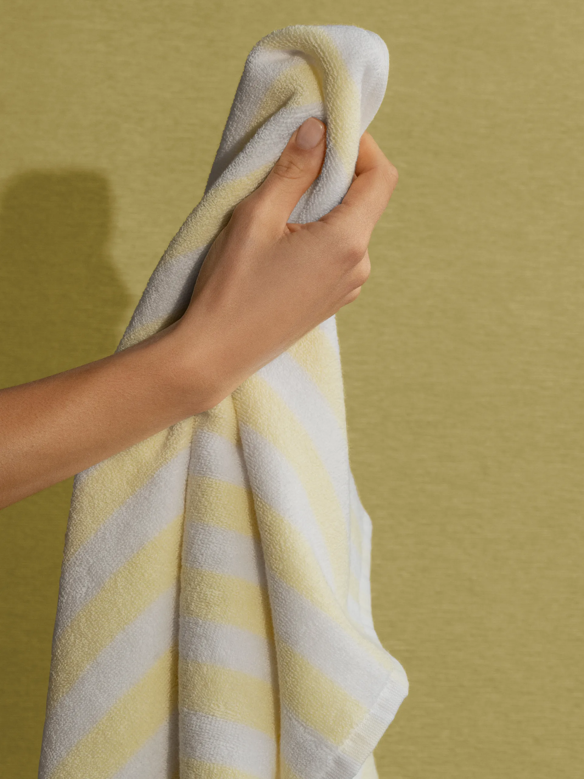 Arto towel, White-transparent yellow, 70x140 cm blomus