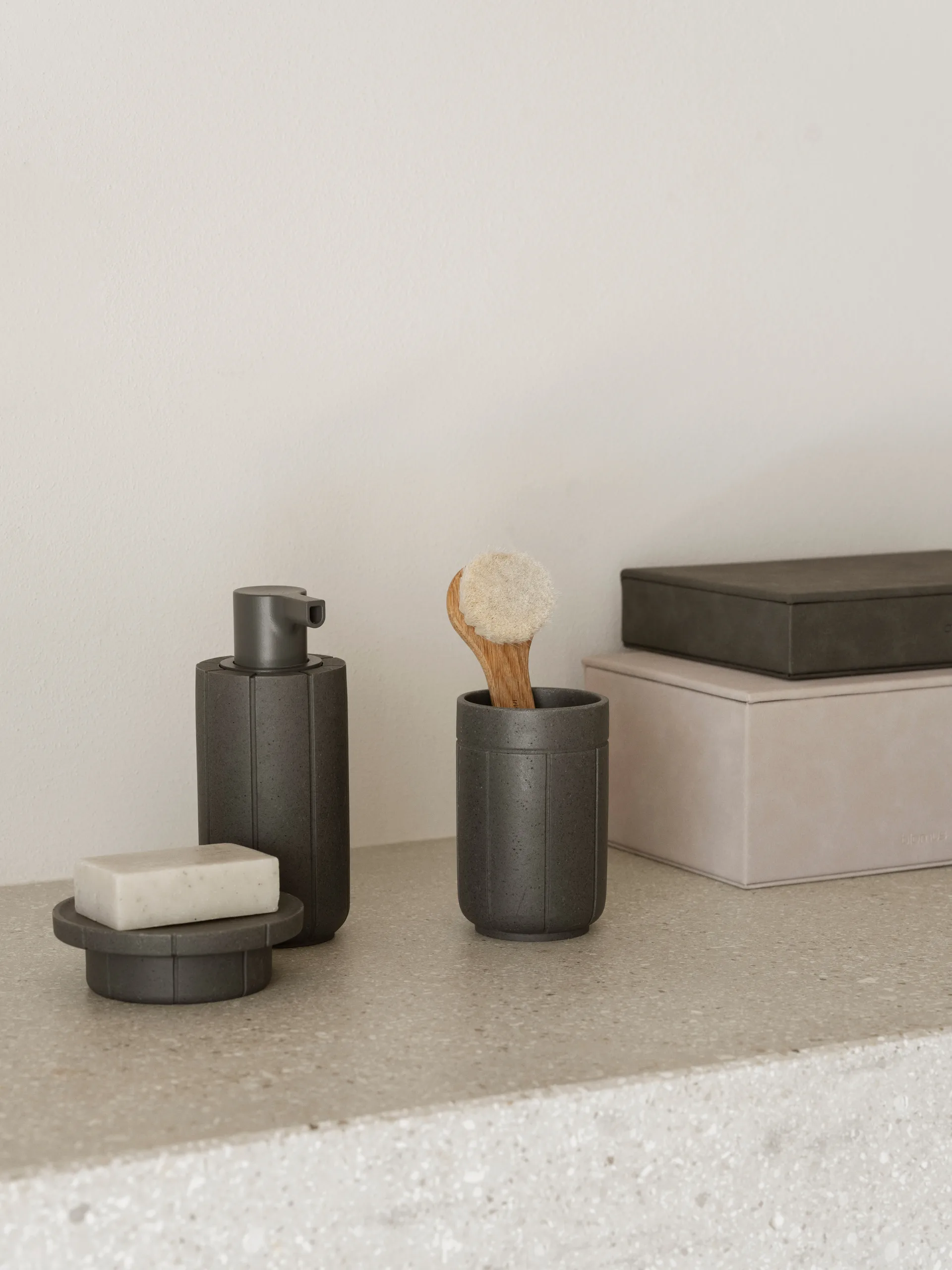 Kua soap dish, Cedar Wood, Ø11x3.5 cm blomus