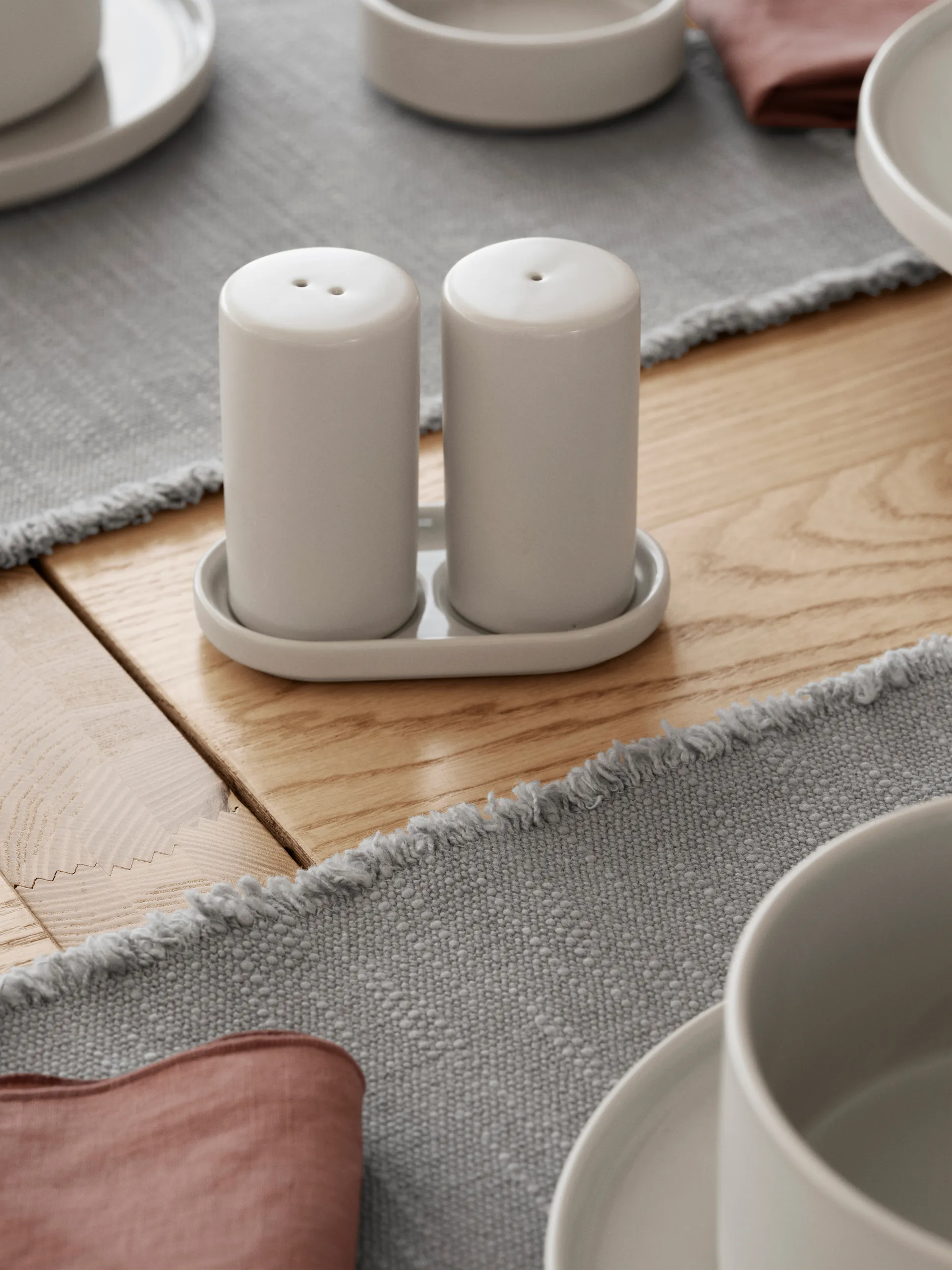 Pilar salt and pepper shakers, set of 2, Moonbeam, Ø4.5x11.5 cm blomus