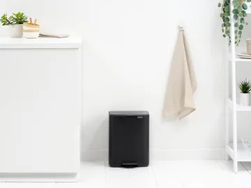 Bo pedal bin 12 L - Matt Black - Brabantia