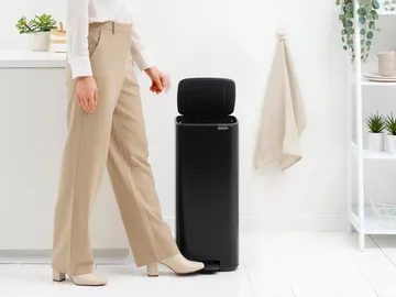 Bo pedal bin 30 L - Matt Black - Brabantia