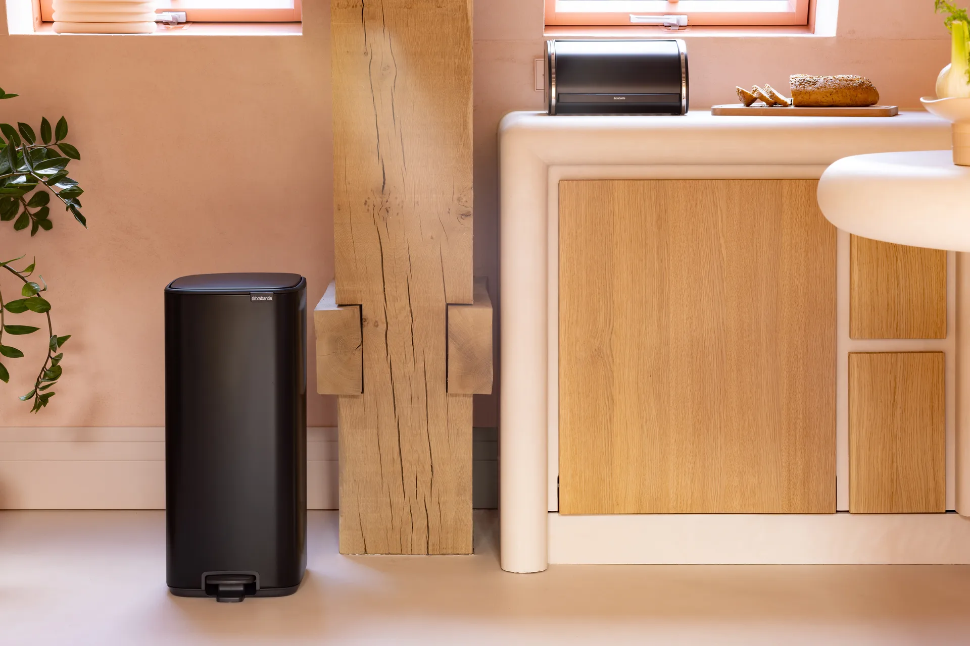 Bo pedal bin 30 L, Matt Black Brabantia