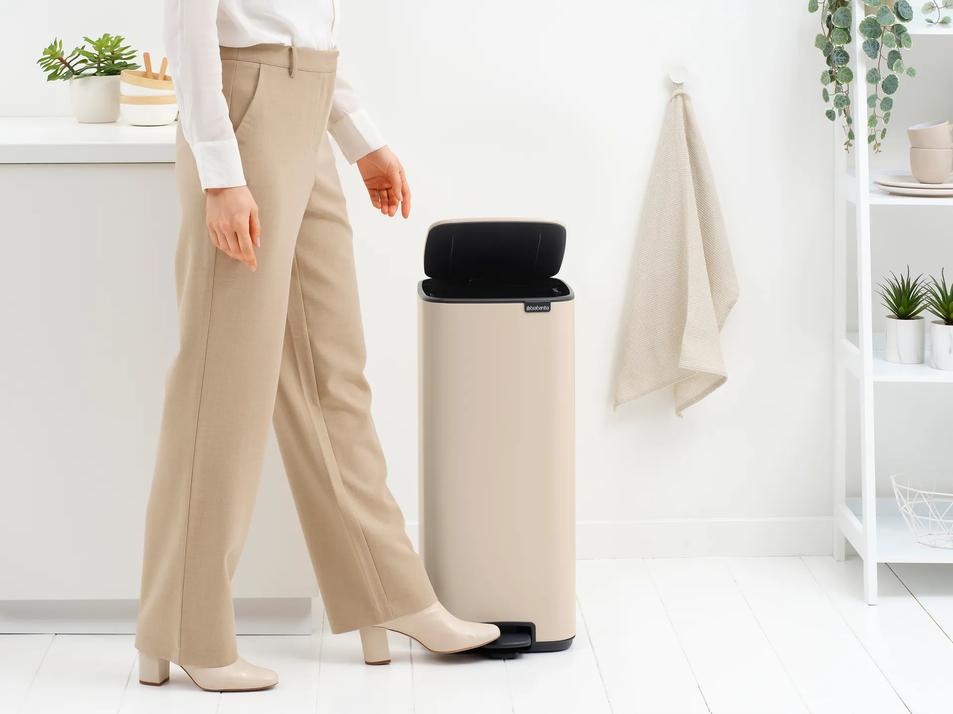 Bo pedal bin 30 L, Soft Beige Brabantia