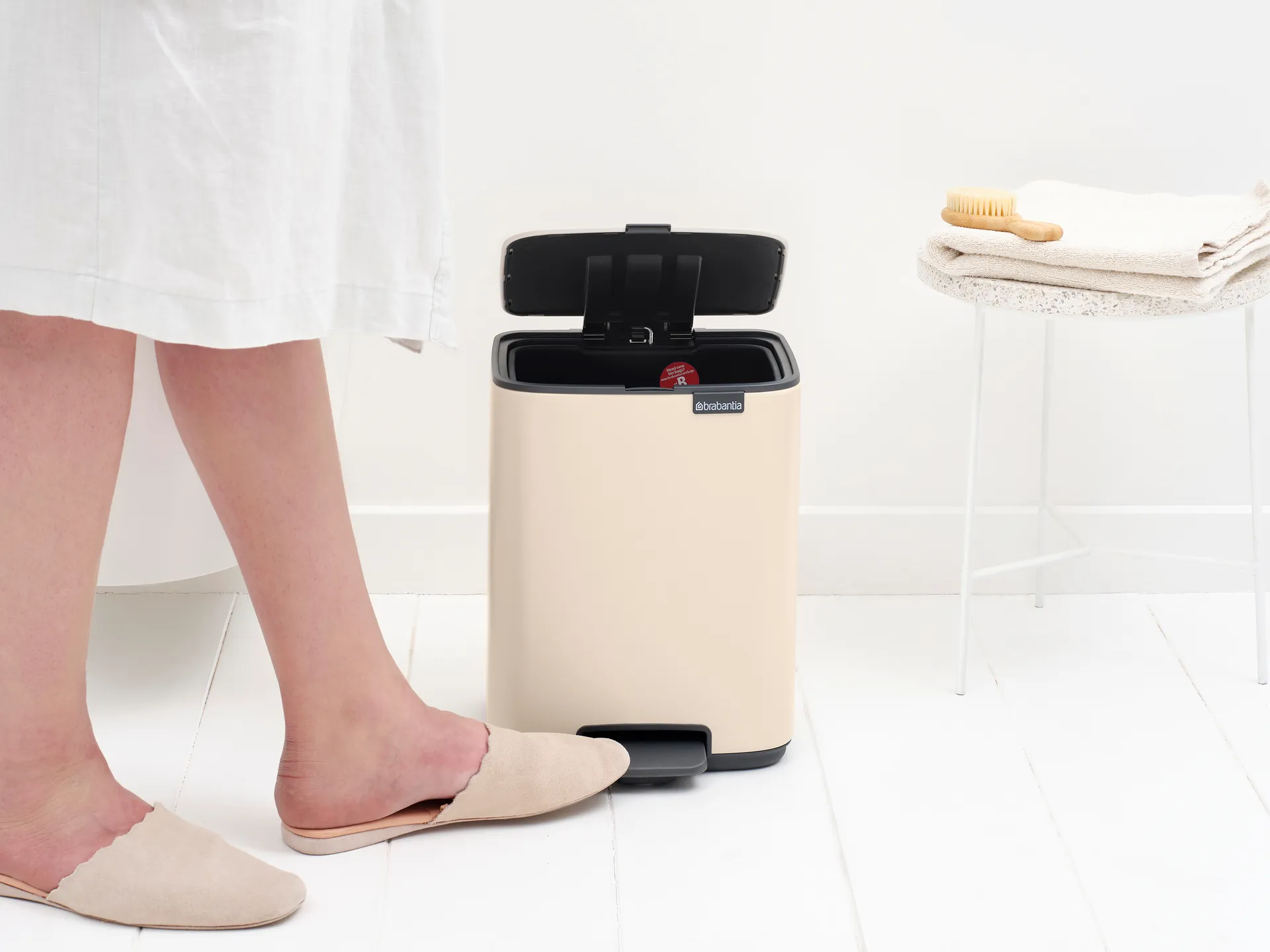 Bo pedal bin 7 L, Soft Beige Brabantia