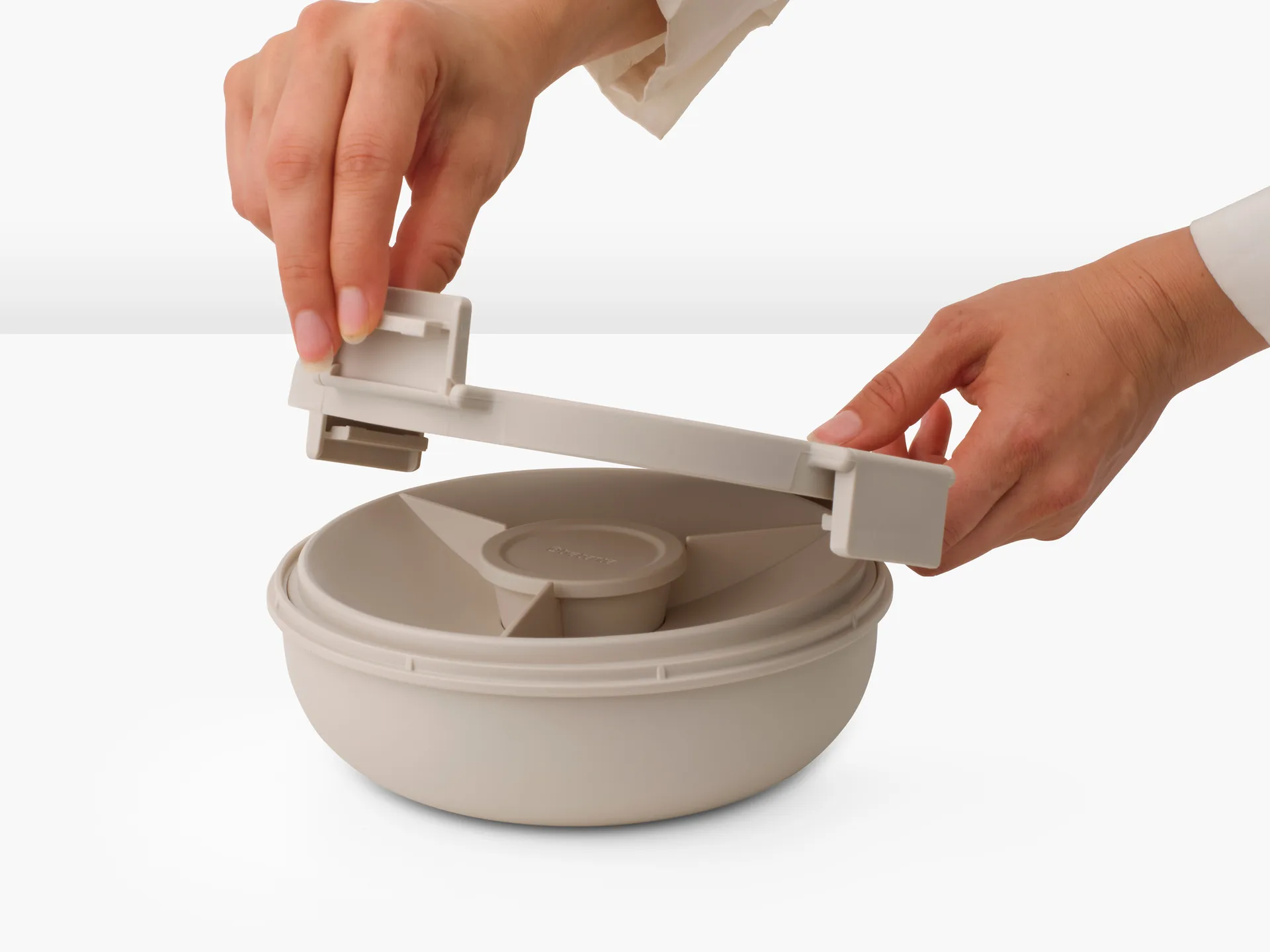 Make & Take sallad bowl. 1.3 L, Soft Beige Brabantia