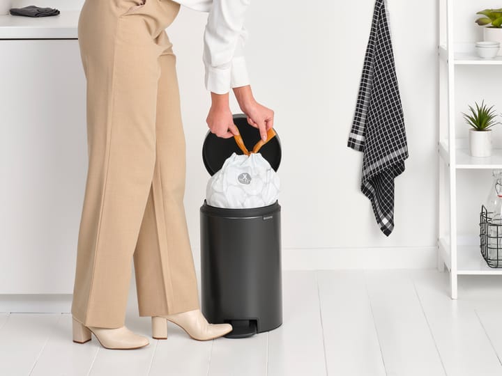 New Icon pedal bin 12 liter, Confident grey Brabantia