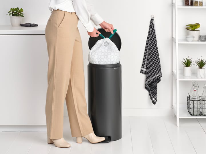 New Icon pedal bin 30 liter, Confident grey Brabantia