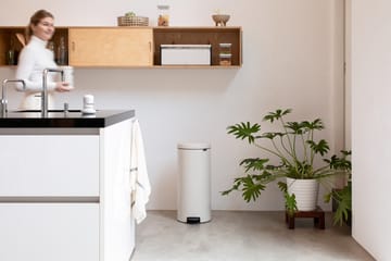 New Icon pedal bin 30 liter - Soft beige - Brabantia