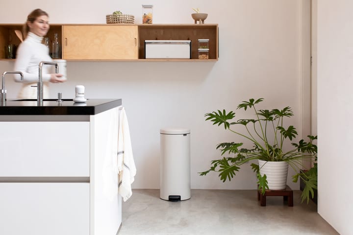 New Icon pedal bin 30 liter, Soft beige Brabantia