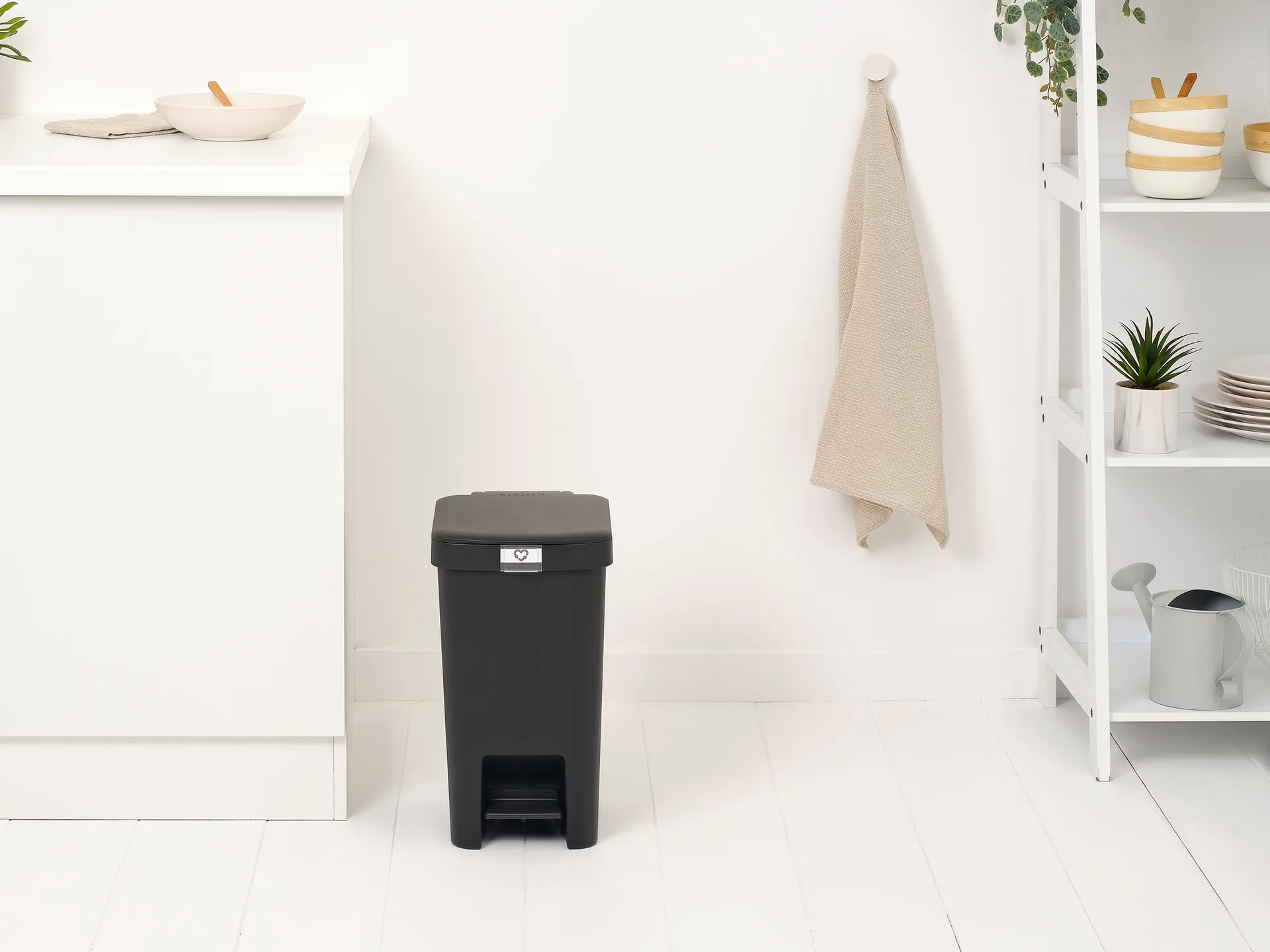 StepUp pedal bin 16 L, Dark grey Brabantia