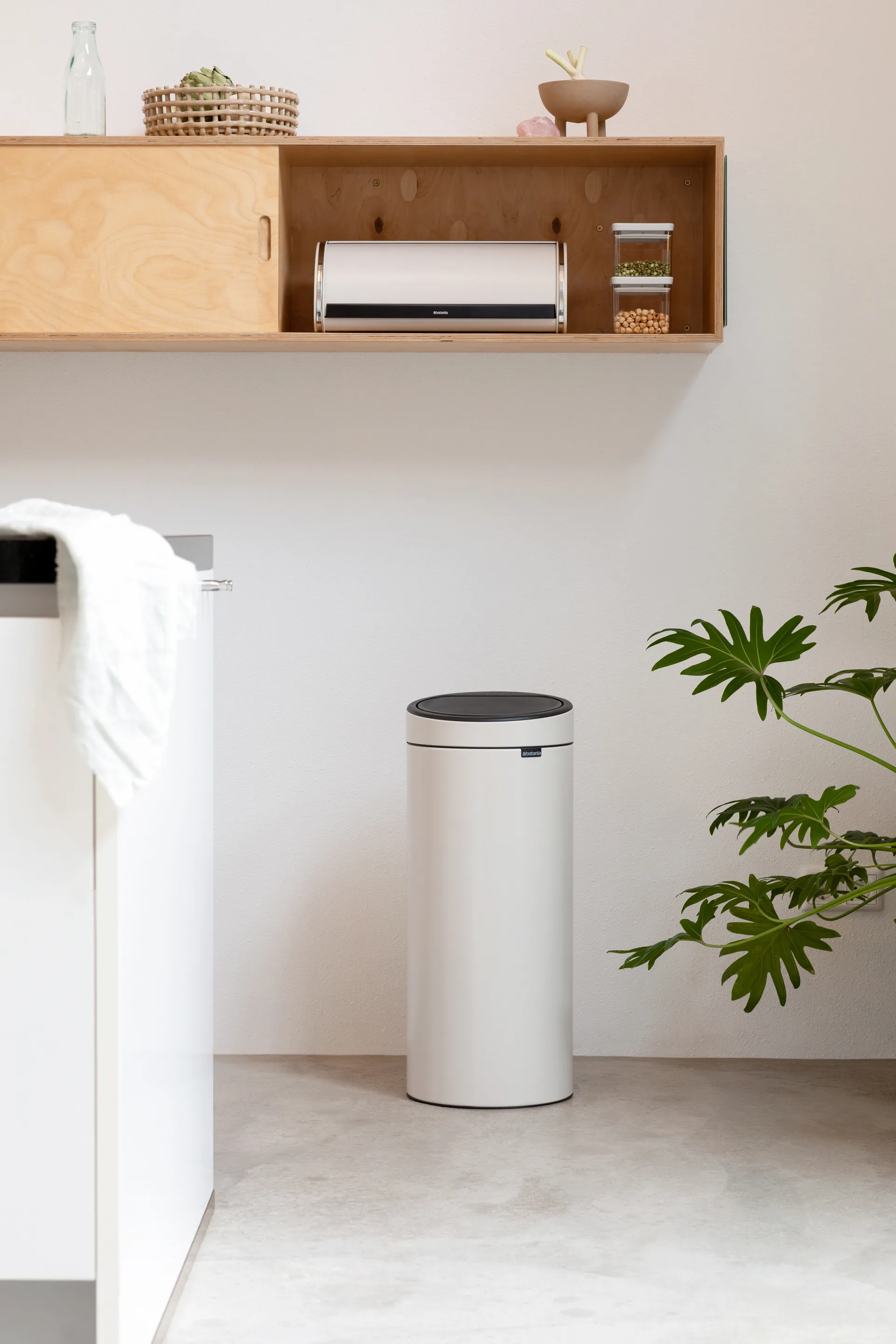 Touch Bin waste bin 30 liters, Soft beige Brabantia