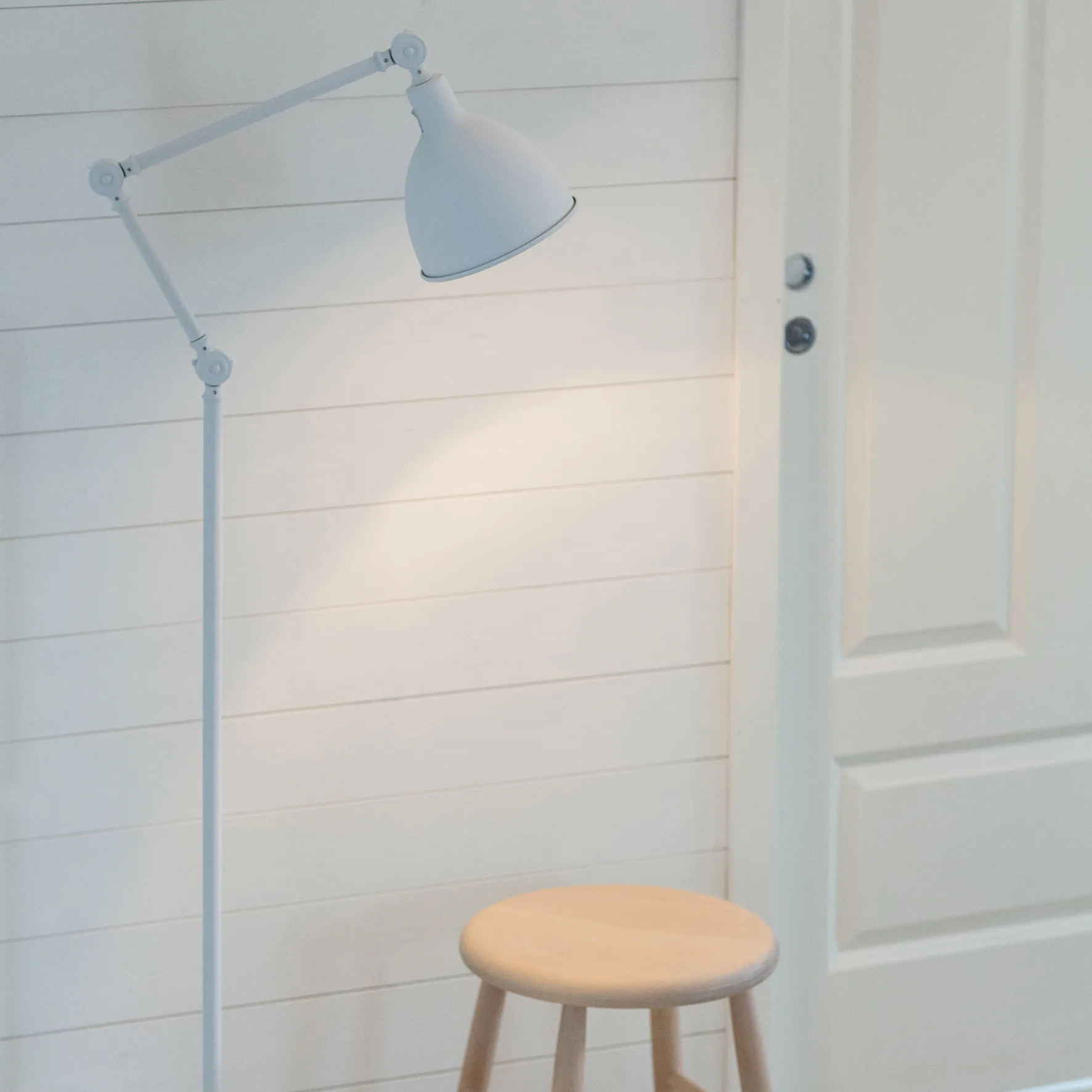 Bazar floor lamp, Sand white By Rydéns