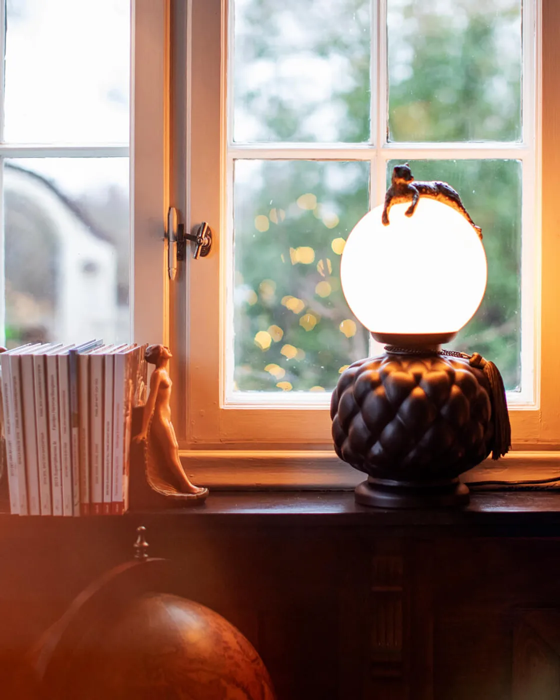 Viva La Diva table lamp 45 cm, Black-matte white By Rydéns