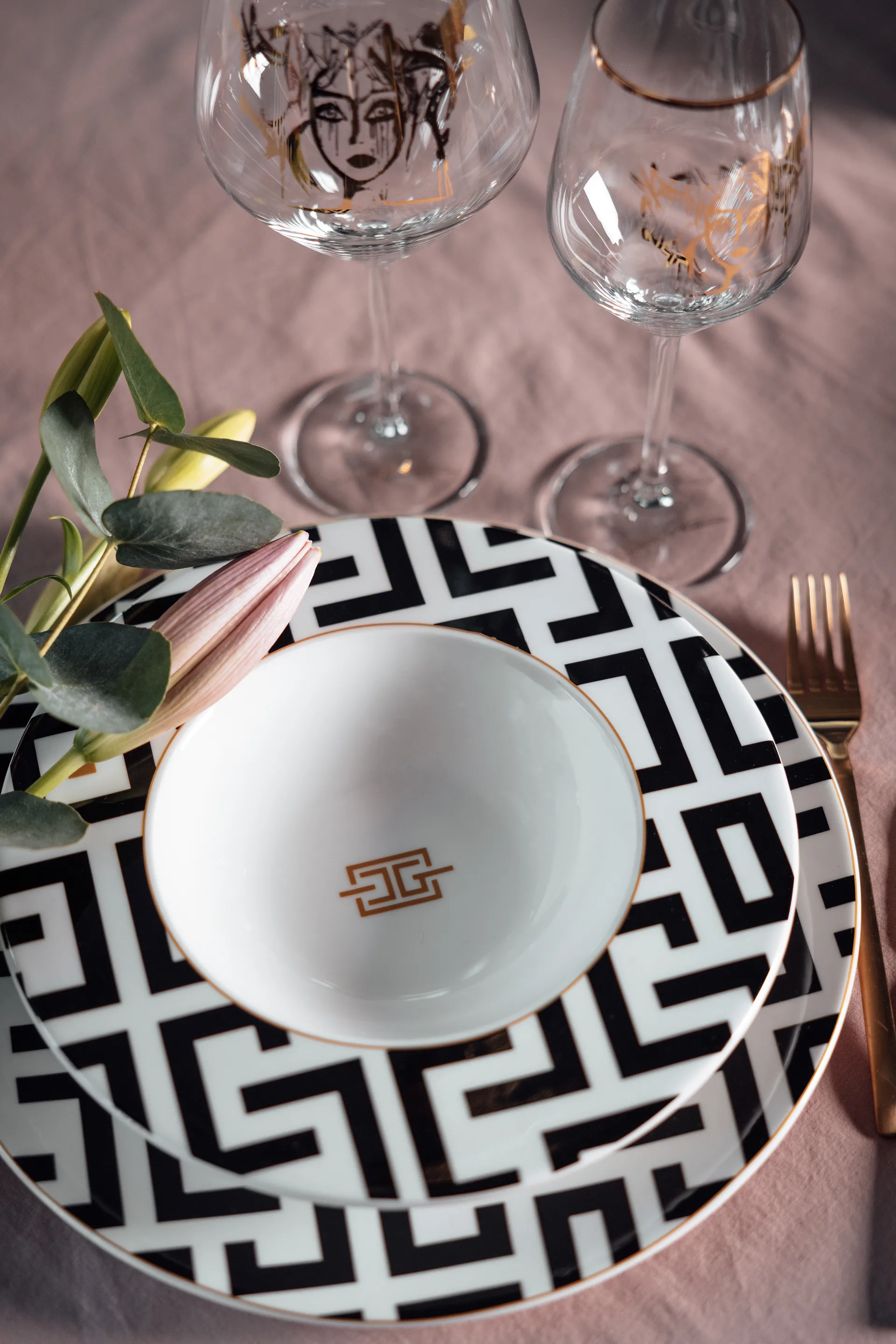 DECO deep plate Ø24.5 cm, White-black Carolina Gynning