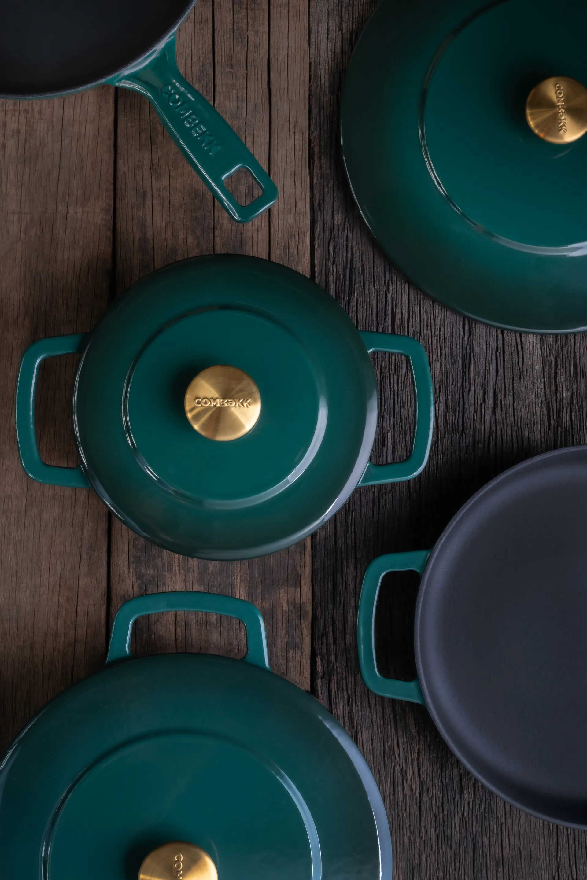 Combekk Enameled cast iron pot Ø32 cm, Holly Green-gold knob Combekk