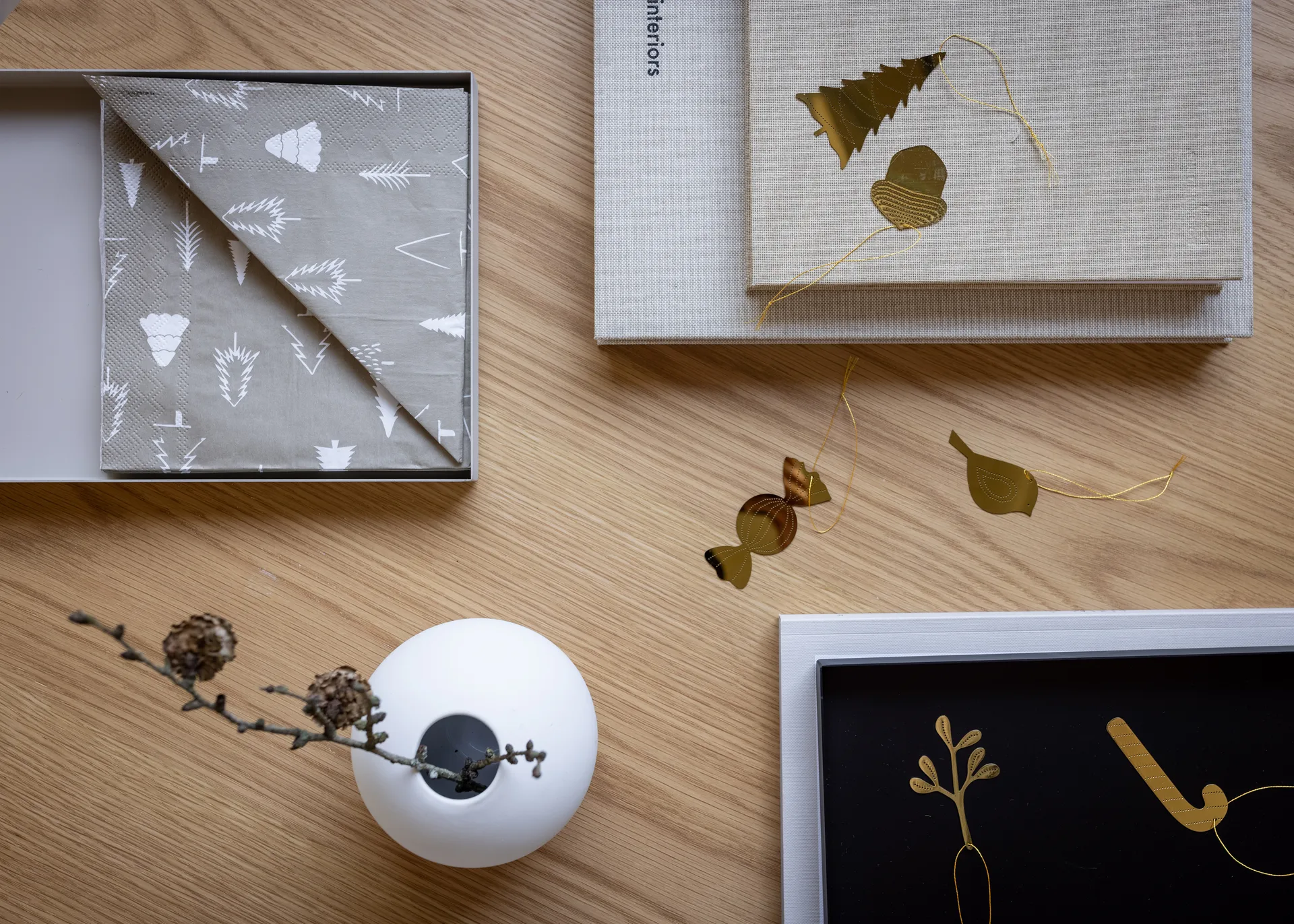 Cooee bauble brass 4-pack, Mistletoe Cooee Design