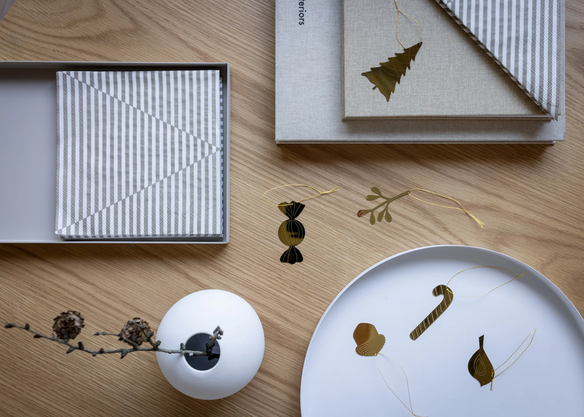 Cooee bauble brass 4-pack, Mistletoe Cooee Design