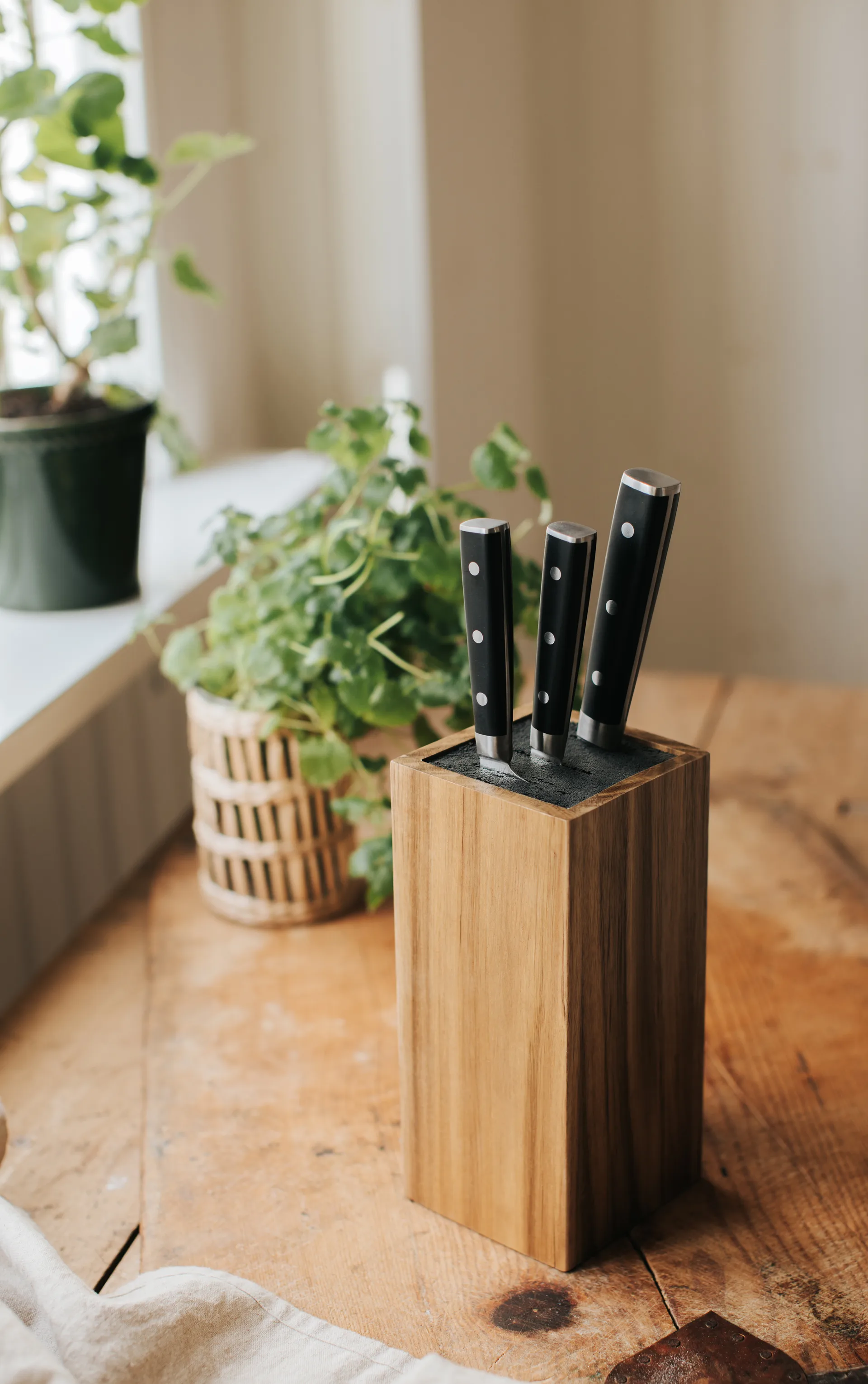 Kini Knife Block square acacia wood, 23.5x10.7x10.7 cm Dorre