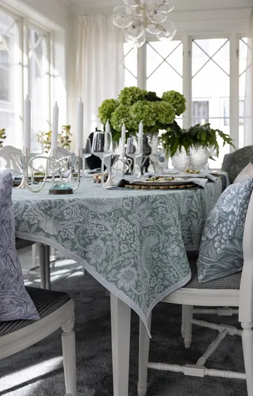 Strawberry Thief tablecloth 150x300 cm - Green - Ekelund Linneväveri