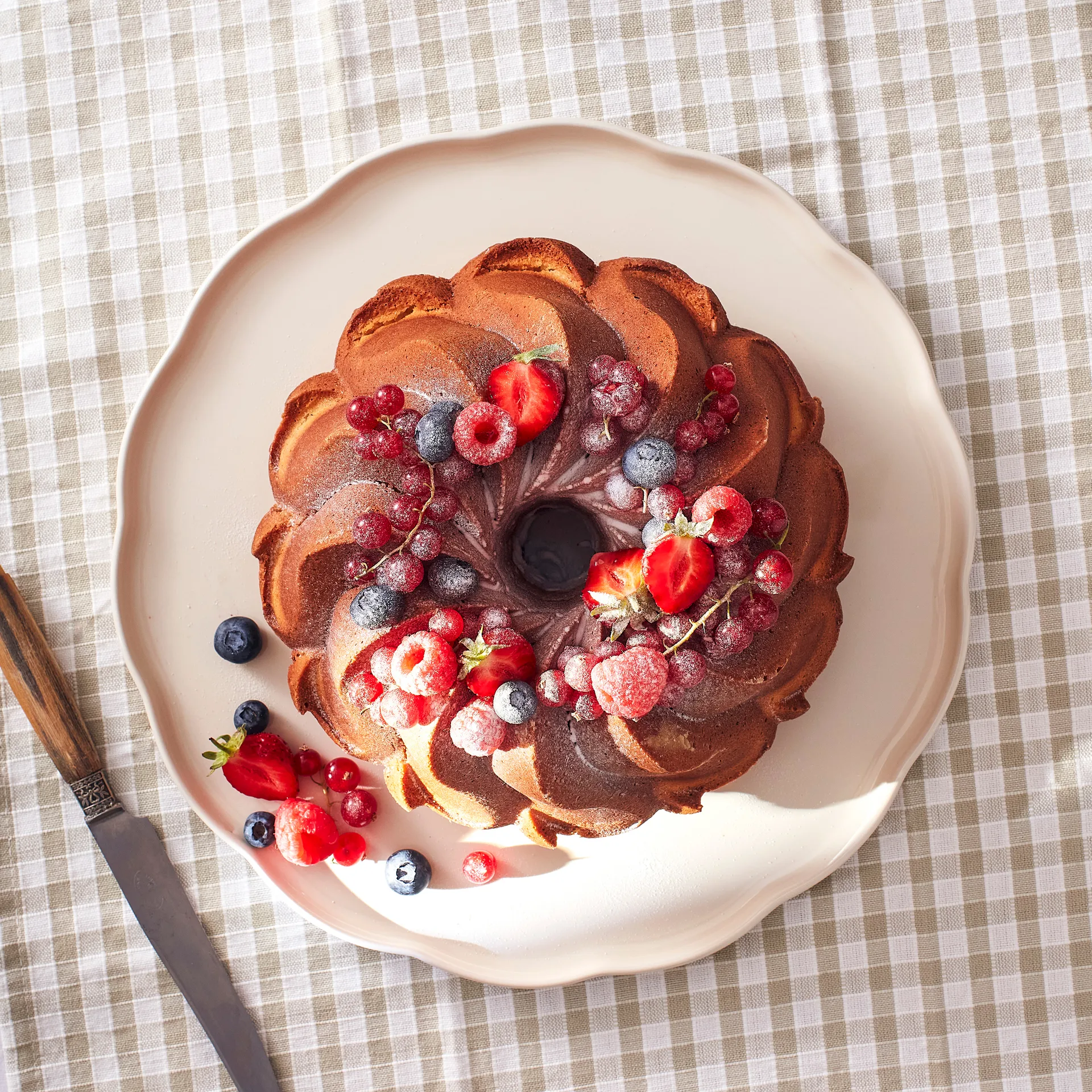 Emile Henry Madeleine serving platter, Cream, round Emile Henry