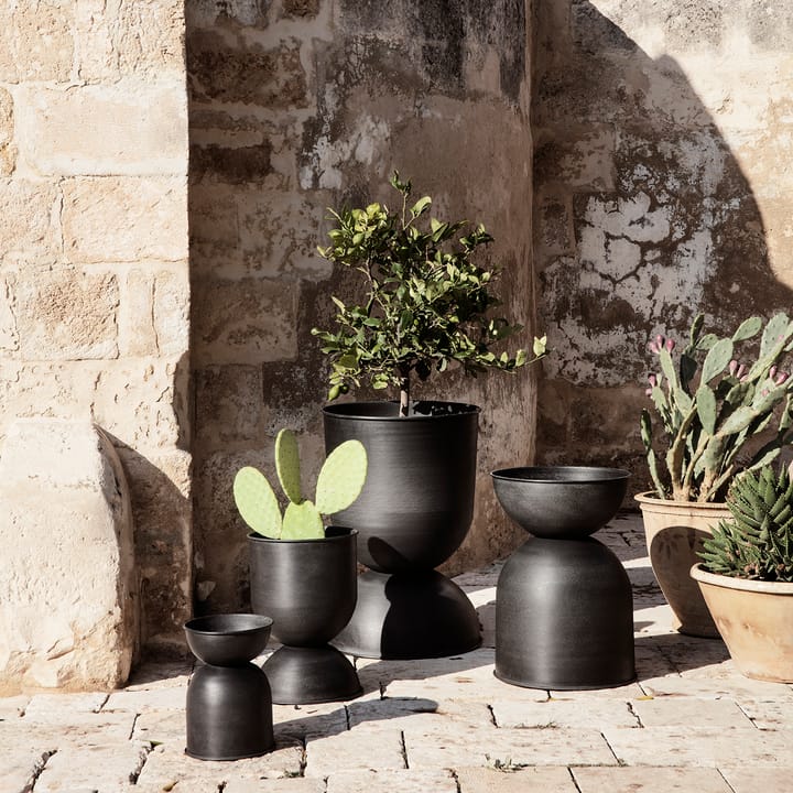 Hourglass flower pot extra small Ø21 cm, Black-dark grey Ferm Living