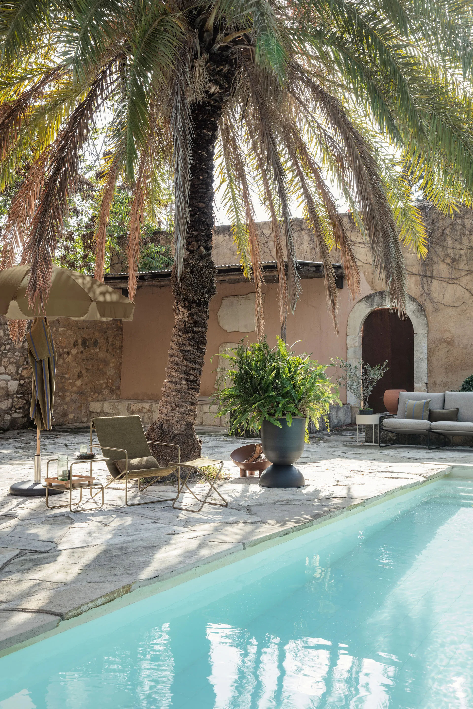 Hourglass flower pot large Ø50 cm, Black-dark grey Ferm Living