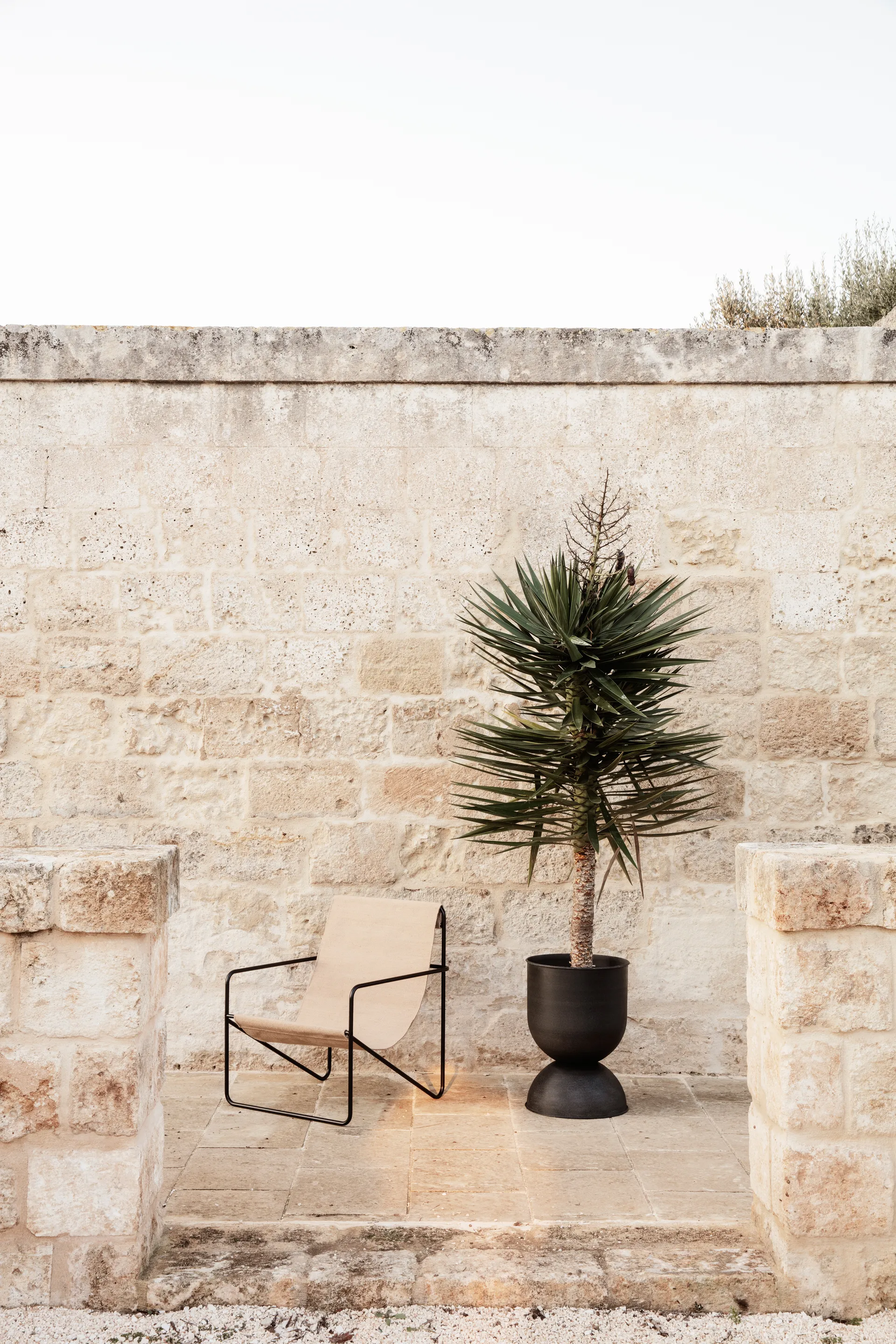 Hourglass flower pot medium Ø40 cm, Black-dark grey Ferm Living