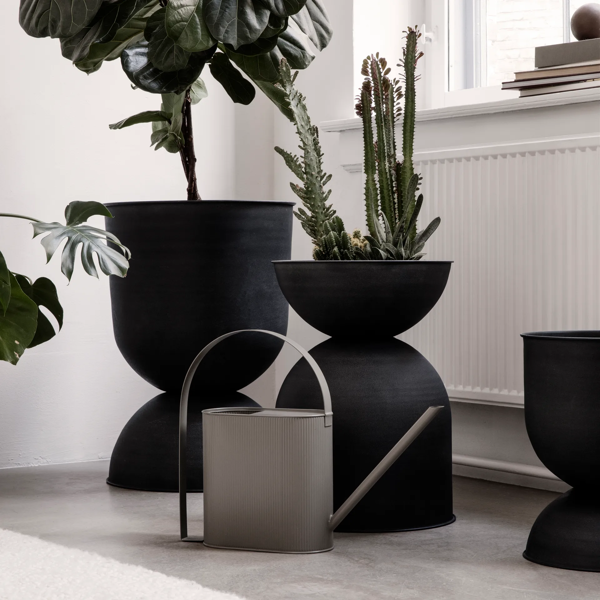 Hourglass flower pot medium Ø41 cm, Black-dark grey Ferm Living
