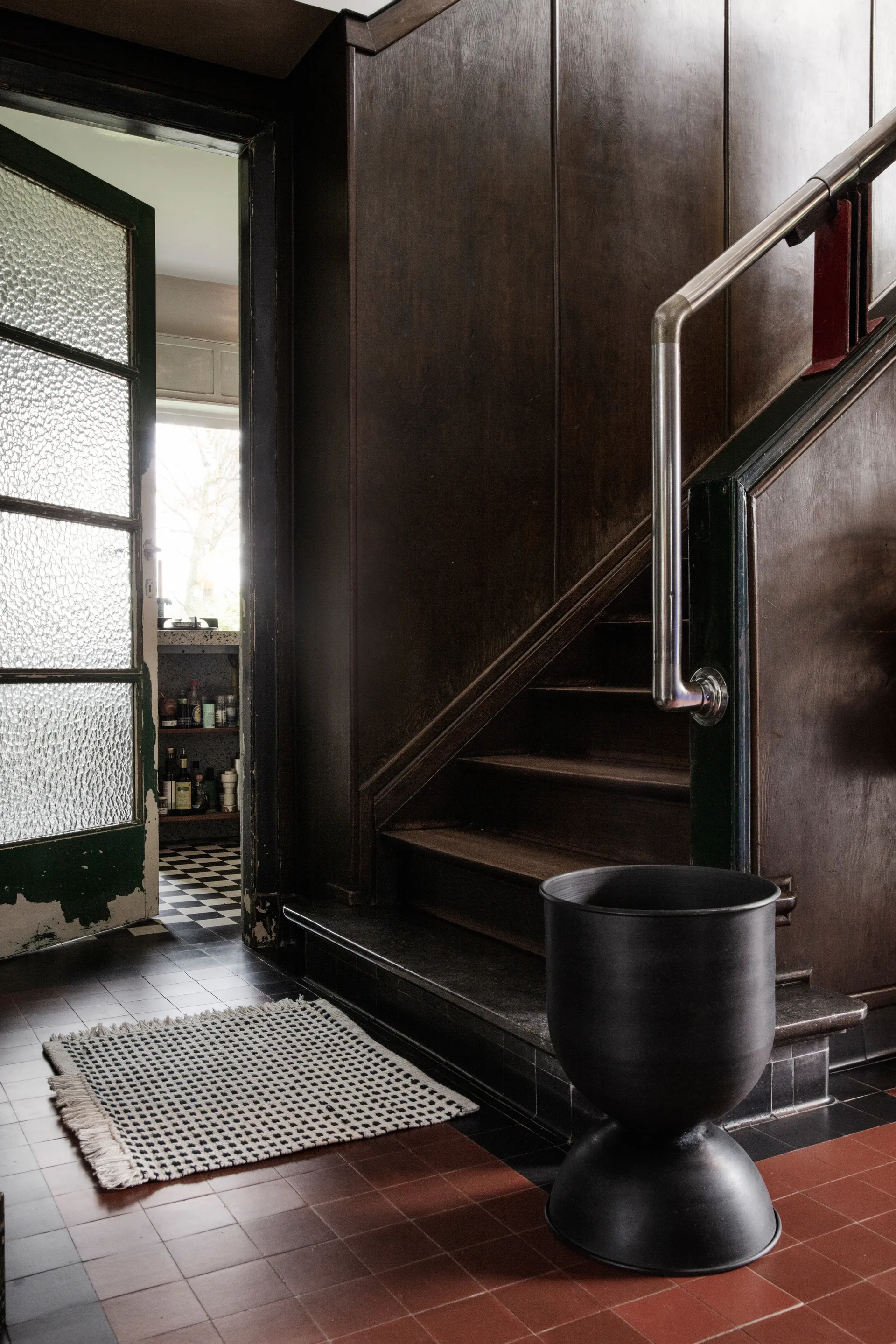 Hourglass flower pot medium Ø41 cm, Black-dark grey Ferm Living