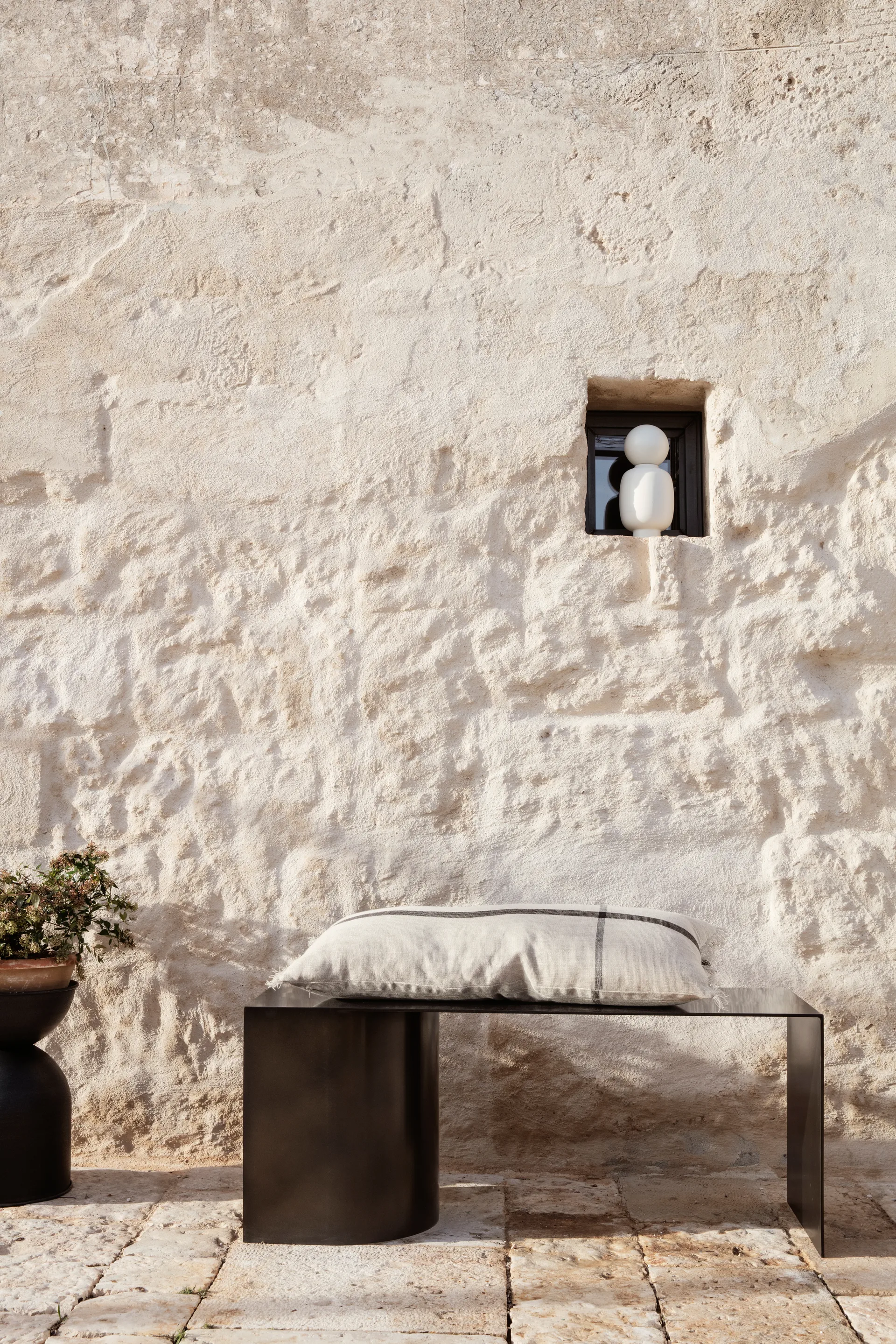 Hourglass flower pot small Ø30 cm, Black-dark grey Ferm Living