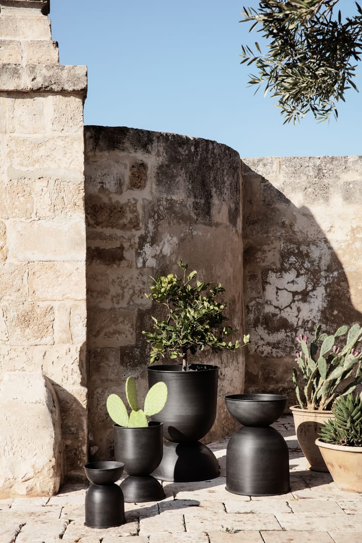 Hourglass flower pot small Ø31 cm, Black-dark grey Ferm Living