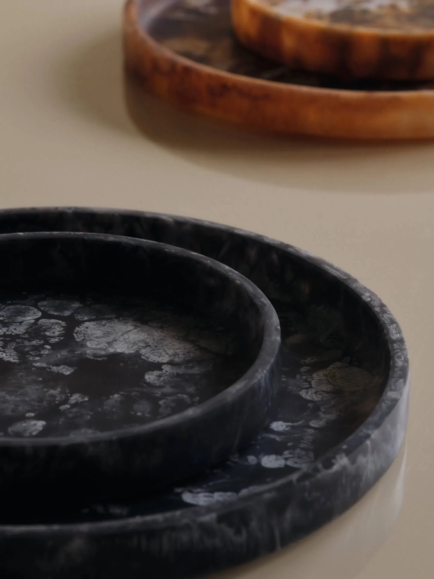 Mist decorative tray Ø20 cm, Charcoal Ferm Living