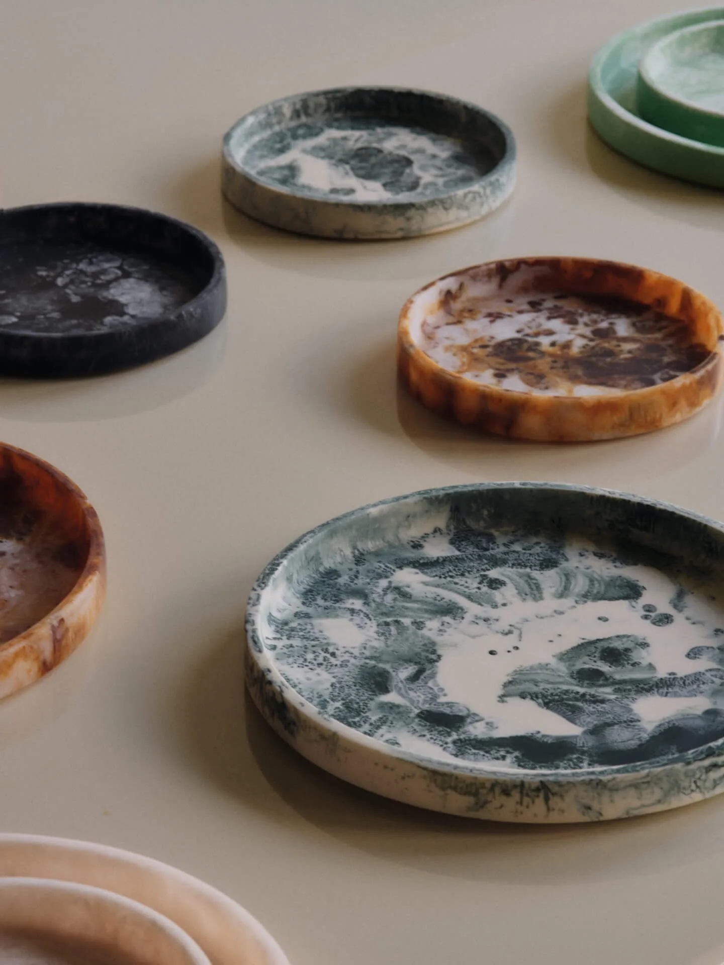 Mist decorative tray Ø20 cm, Emerald-off-white Ferm Living