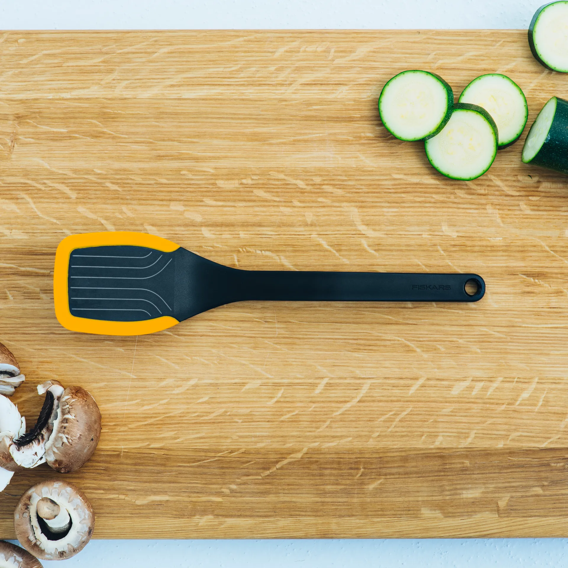 Functional Form frying spatula 29 cm, Black Fiskars