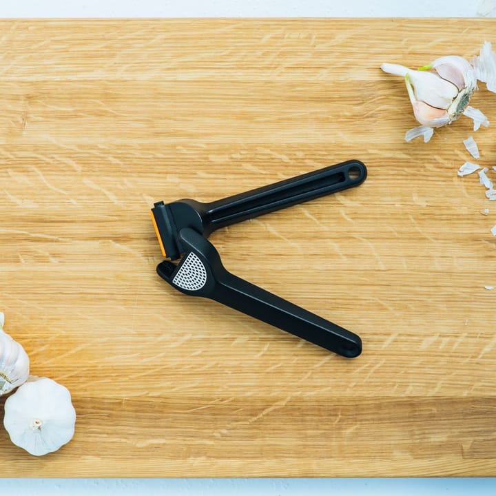 Functional Form garlic press 24 cm, Black Fiskars